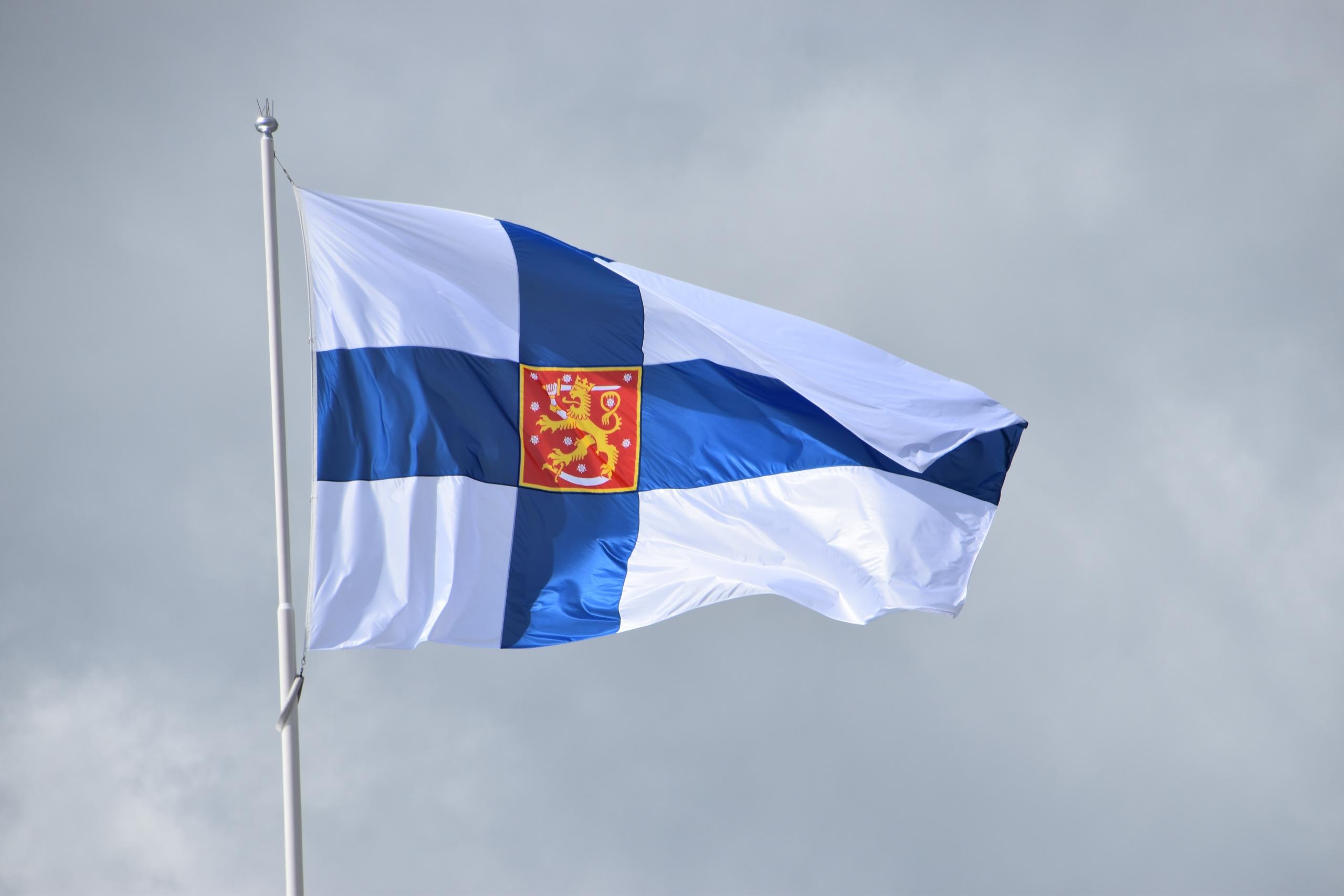 Suorakaiteinen Suomen valtiolippu