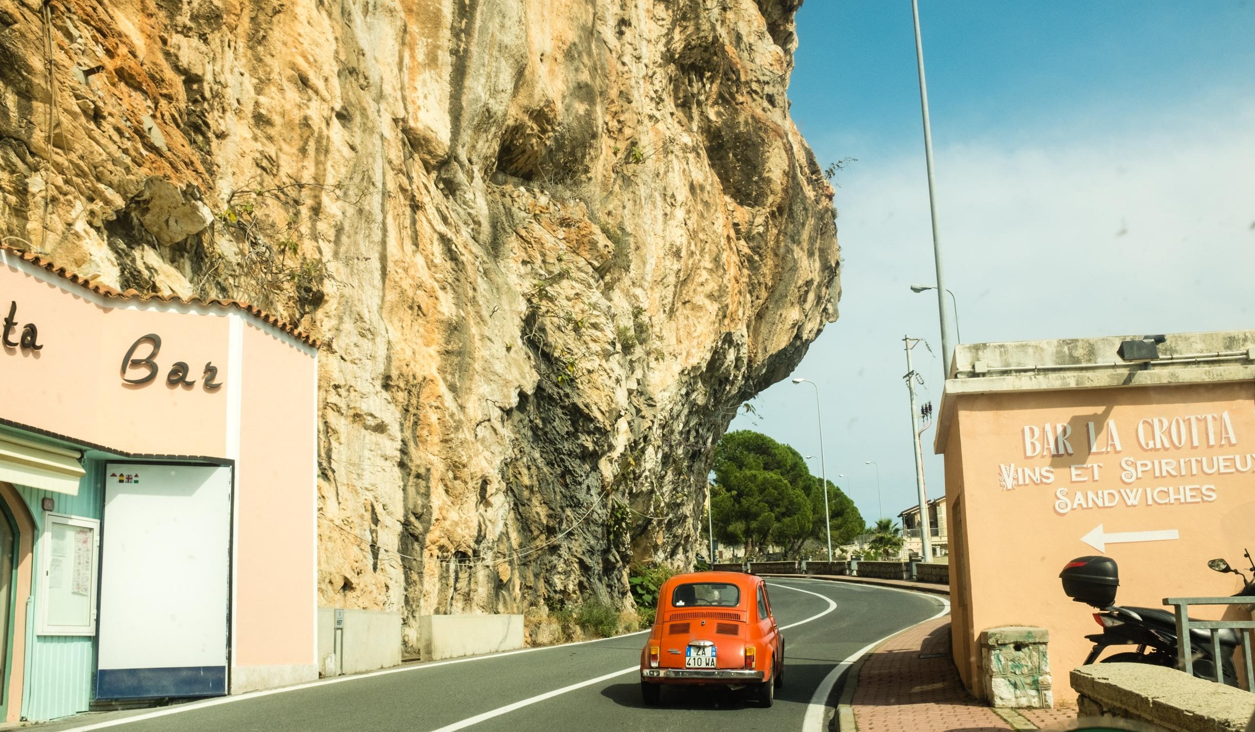 Fiat auto matkalla Grimaldiin, Italiaan