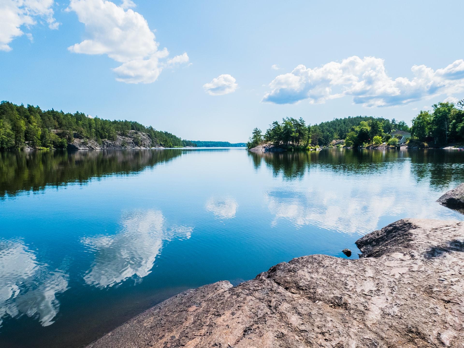 Näkymä Drevvikenin järvelle kirkkaana kesäpäivänä
