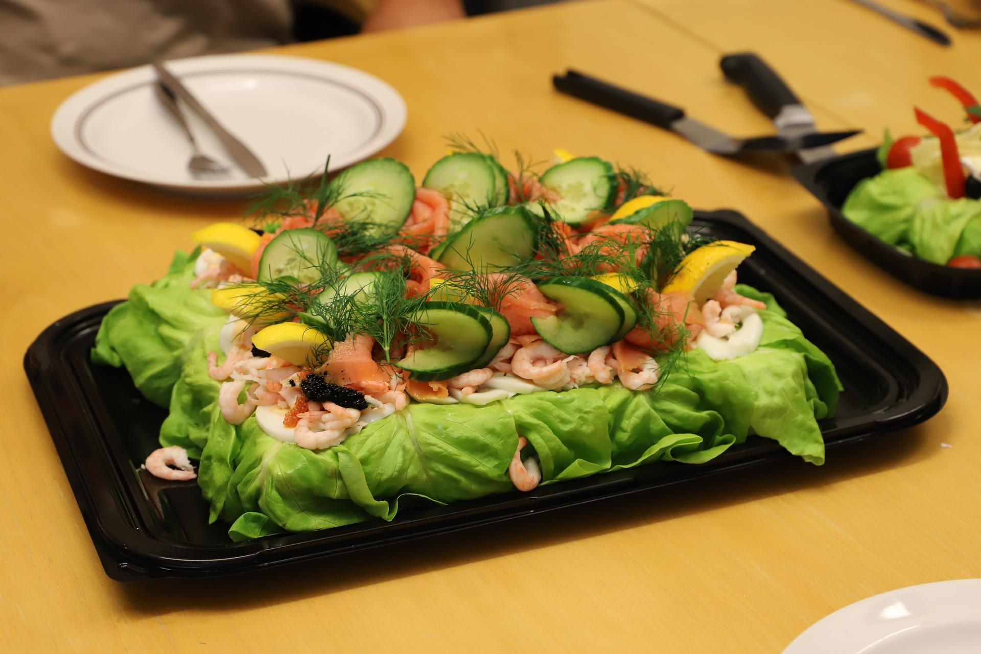 Lautasella katkarapuleipä, jonka päällä muun muassa rapuja, tilliä, salaattia ja kananmunaa