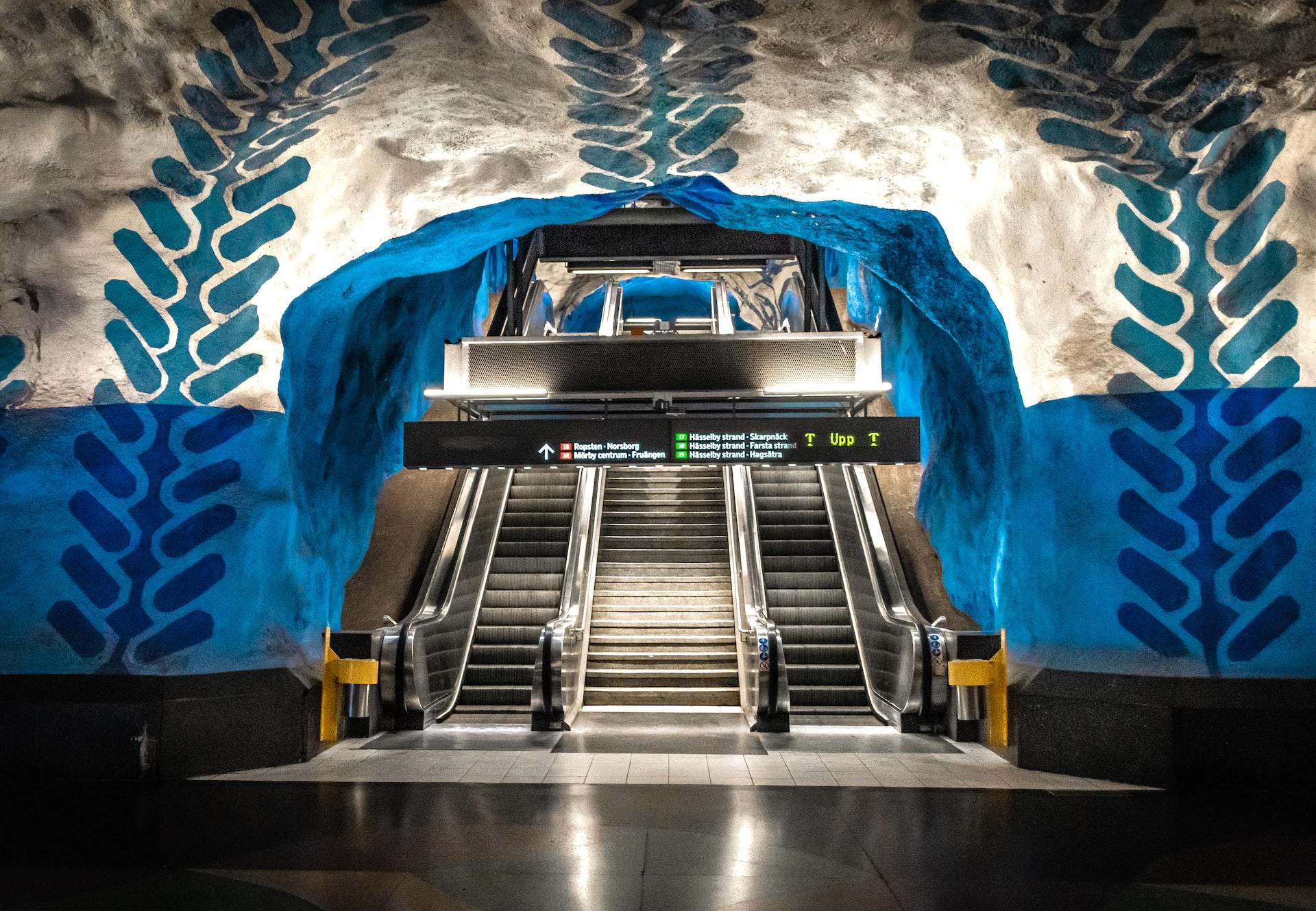 Rullaportaat maan alla Tukholman metrossa