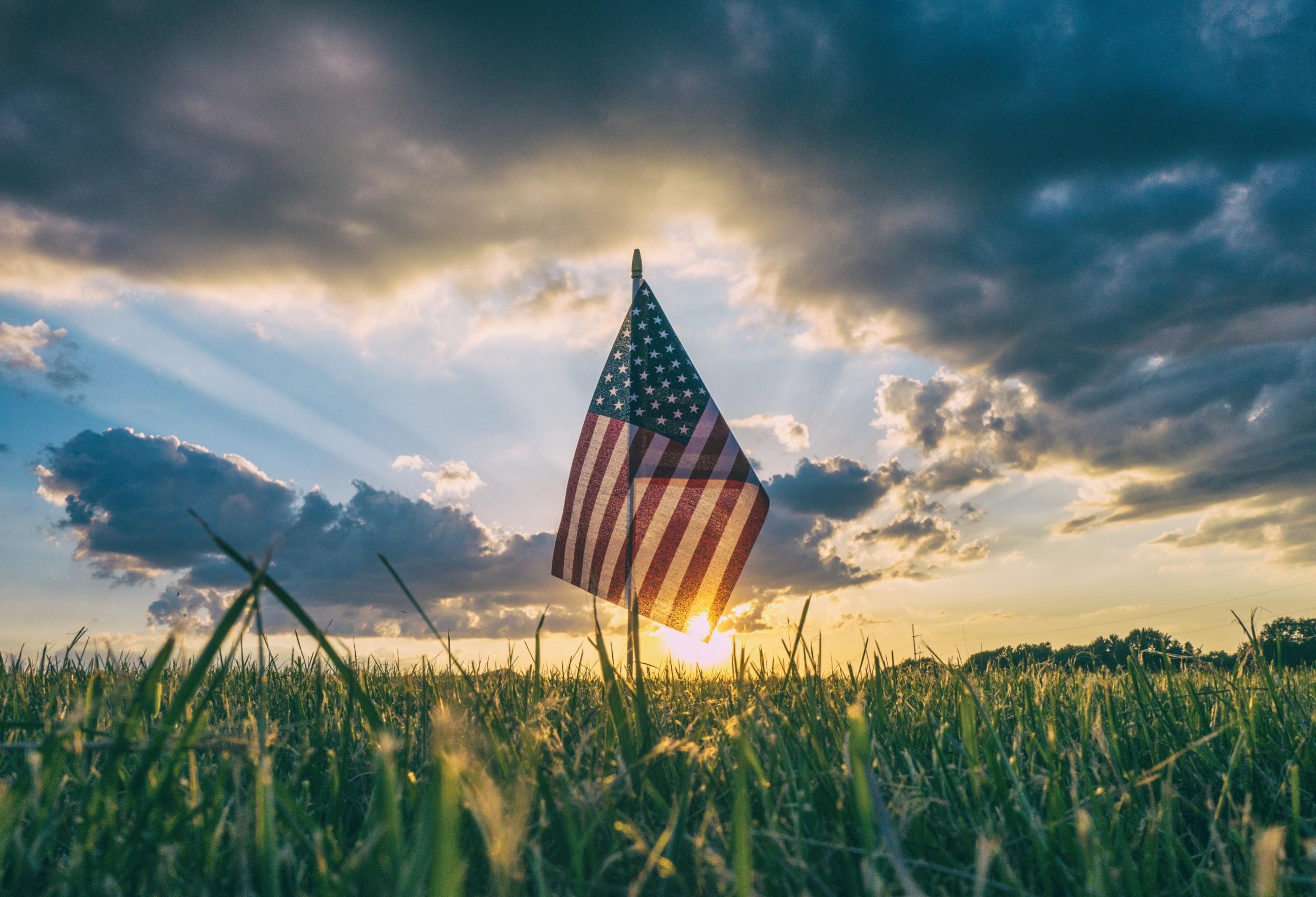 Amerikan lippu pellolla