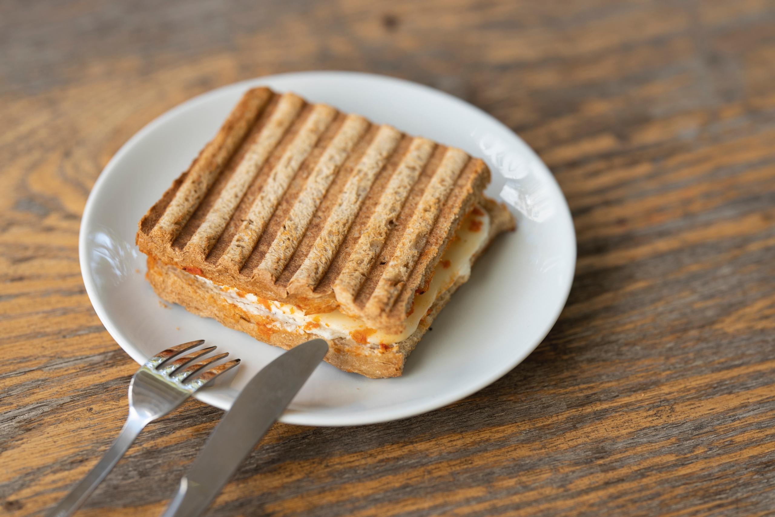 Voileipägrillissä valmistettu juustoleipä