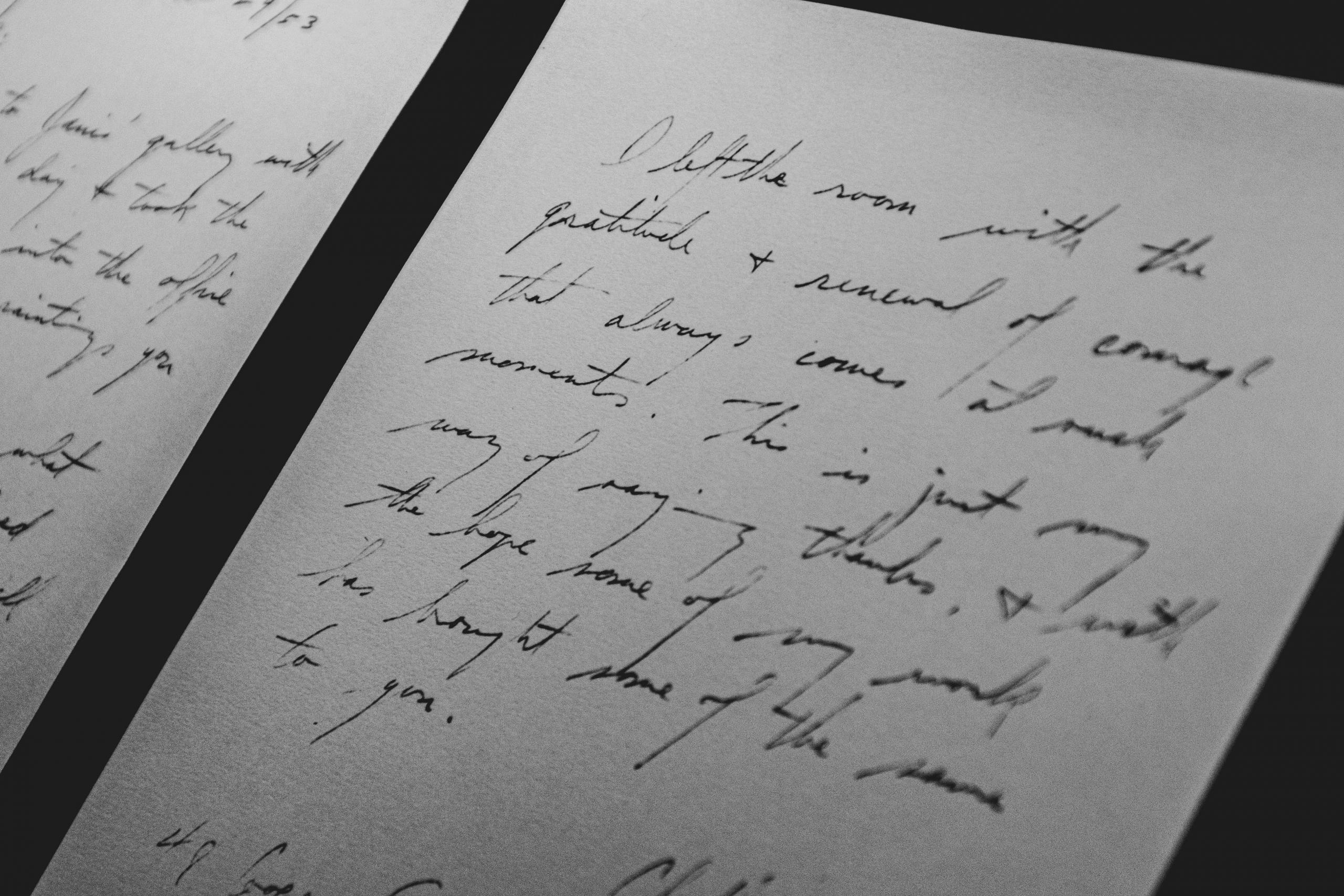 Käsin kirjoitettua tekstiä paperilla