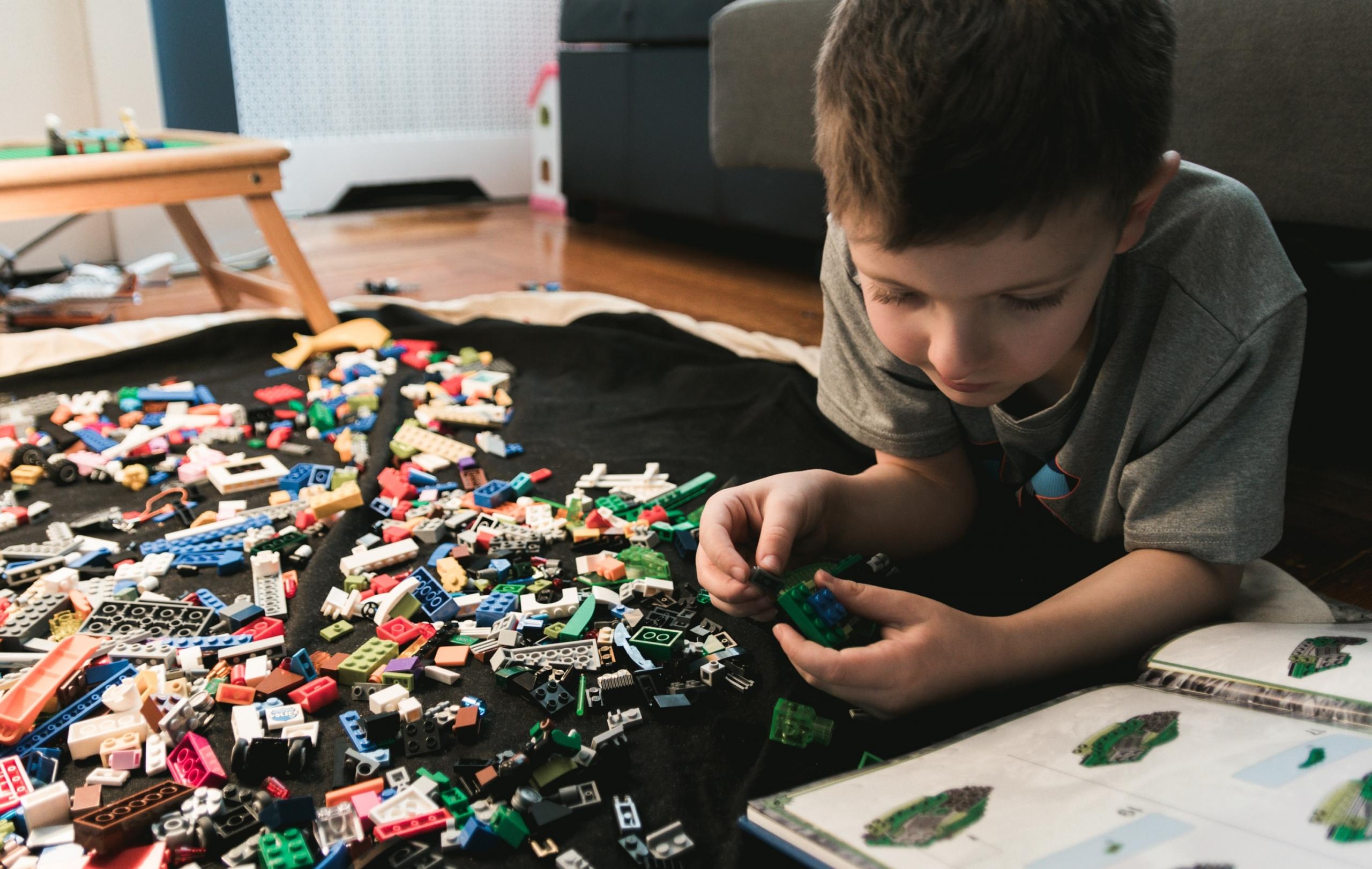 Lapsi leikkimässä Lego-palikoilla