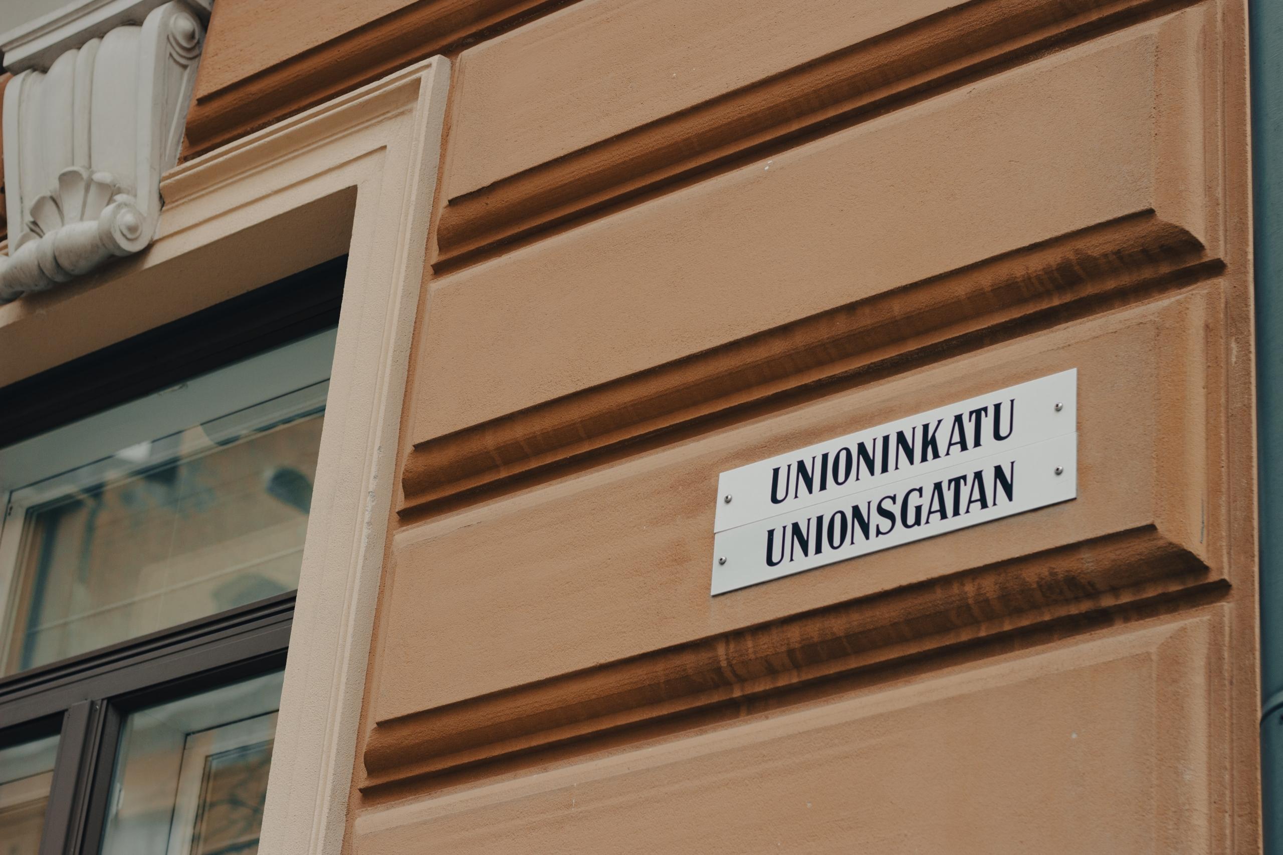Helsingin suomen ja ruotsin kielellä oleva kyltti