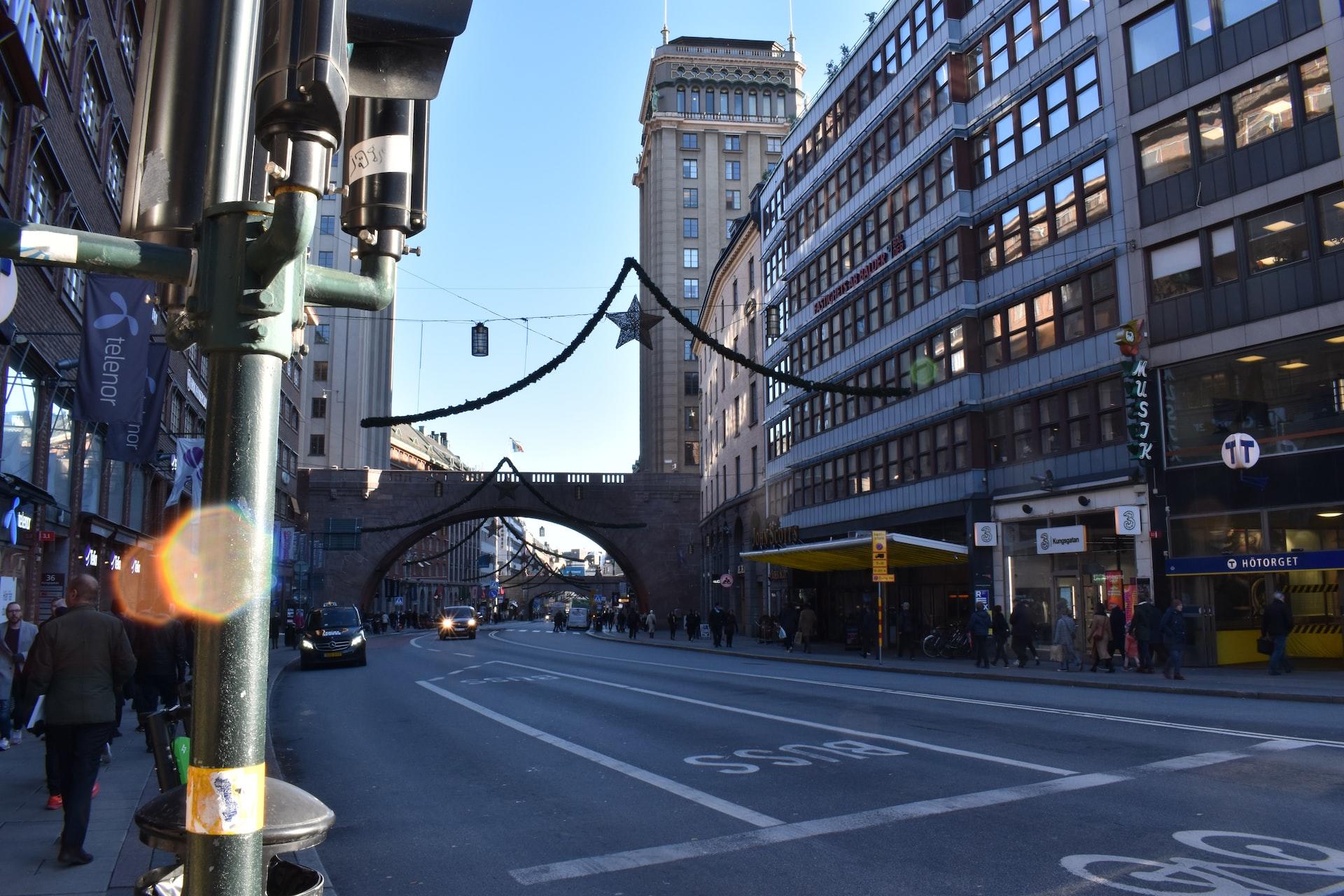 Kävelijöitä ja autoilijoita tukholmalaisella kadulla