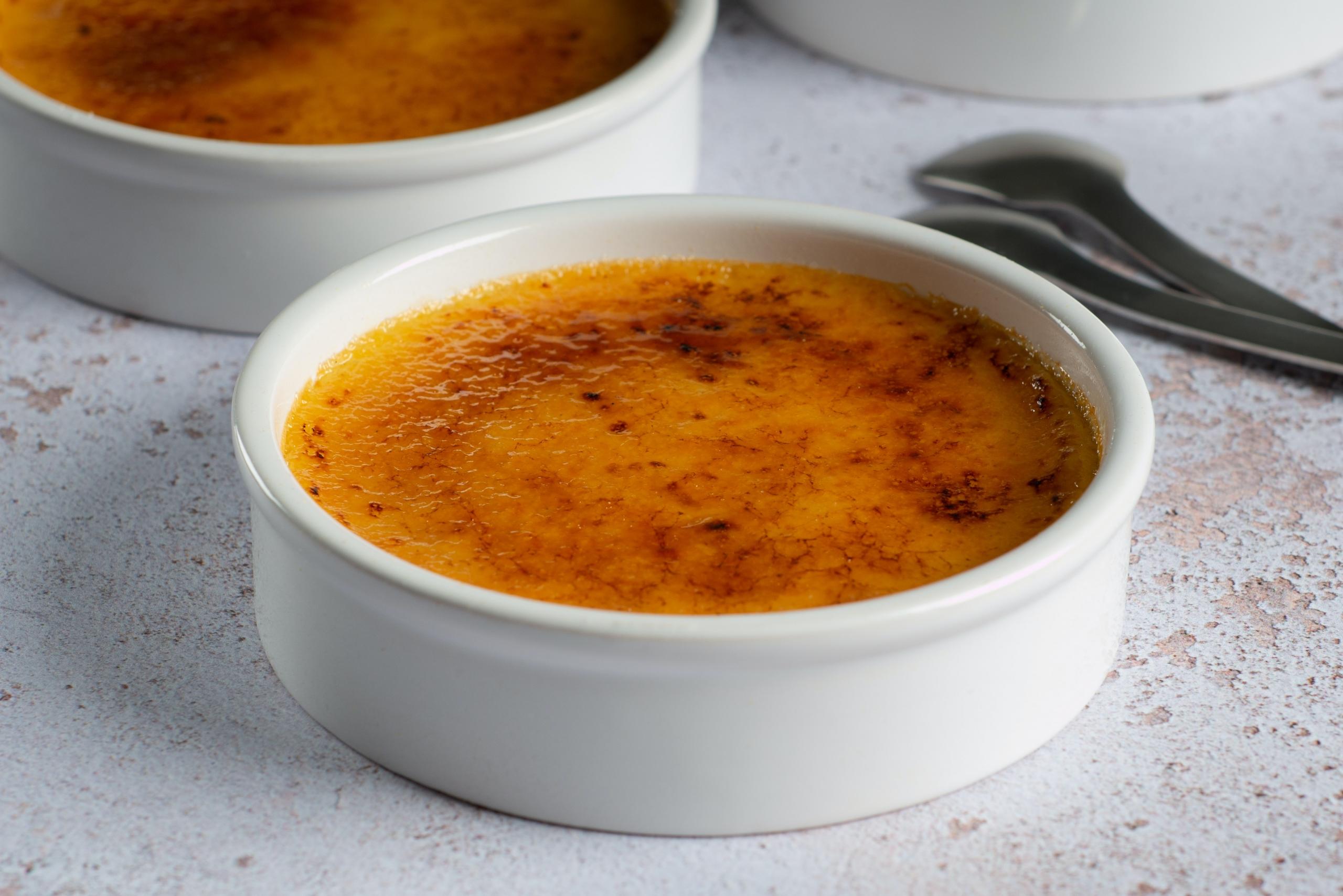 Creme brulee -jälkiruoka valkoisessa astiassa