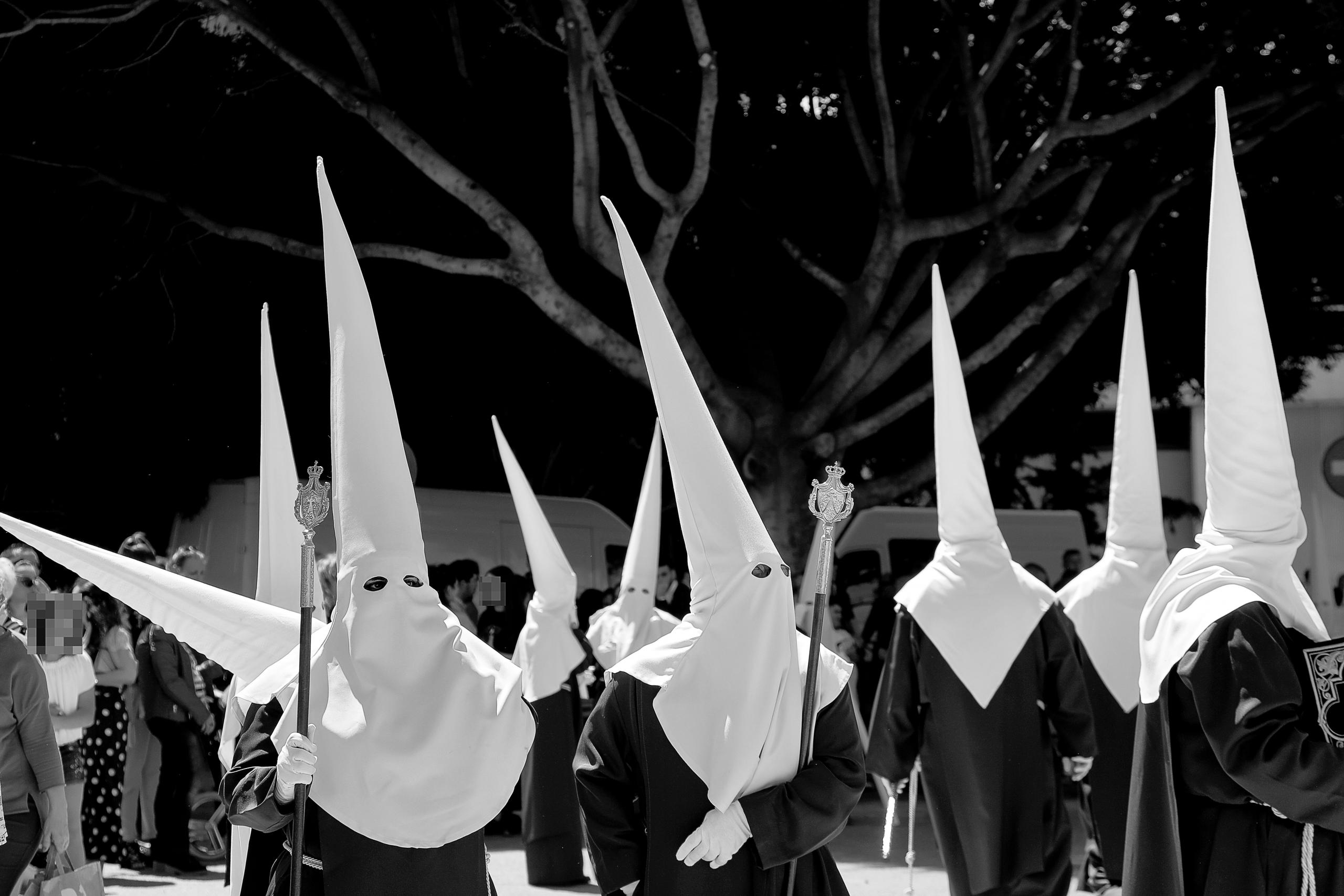 Mustavalkoisia juhla-asuja Semana Santa -juhlassa