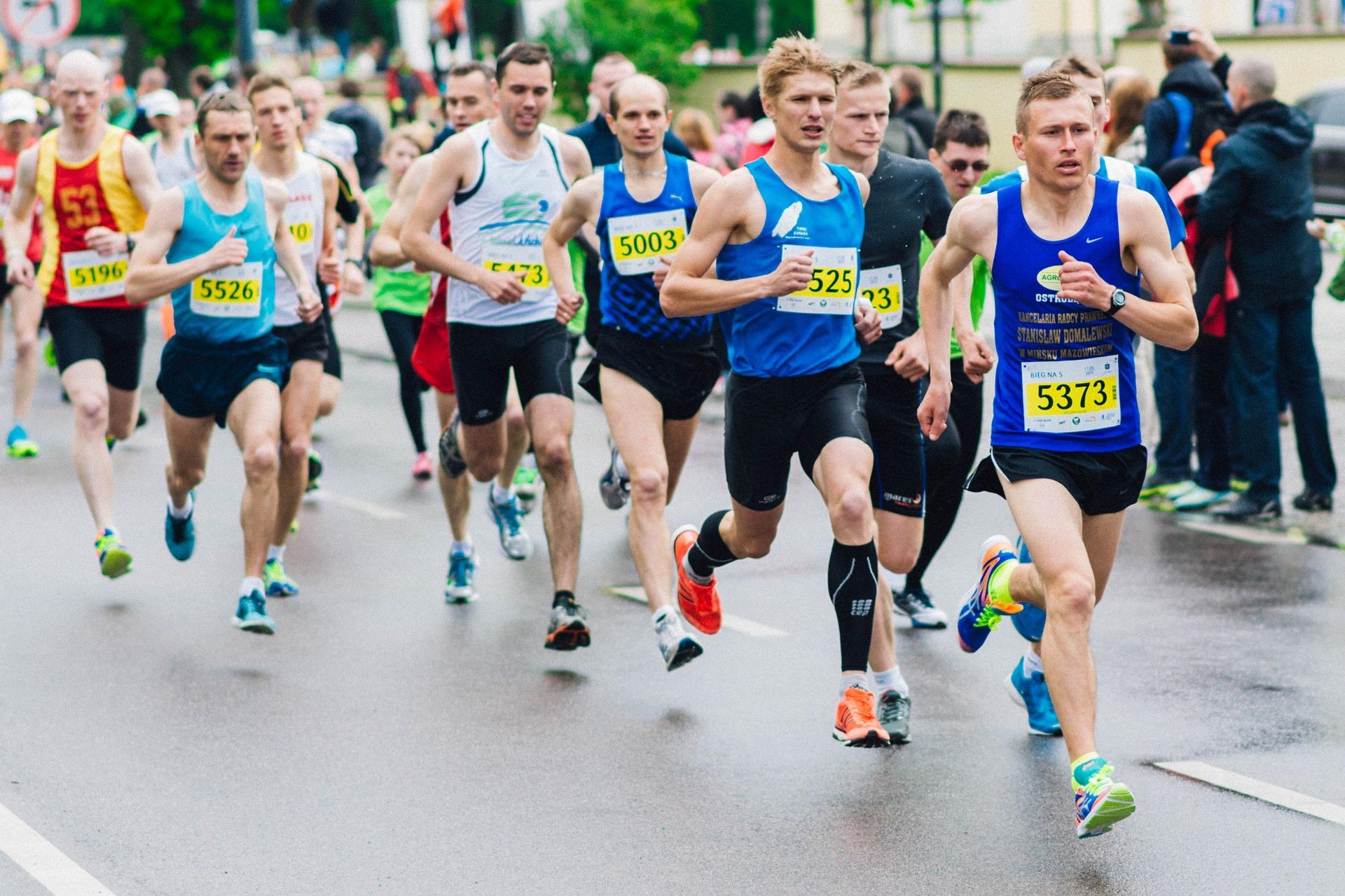 Maratonjuoksijoita reitillä toinen toistaan seuraten