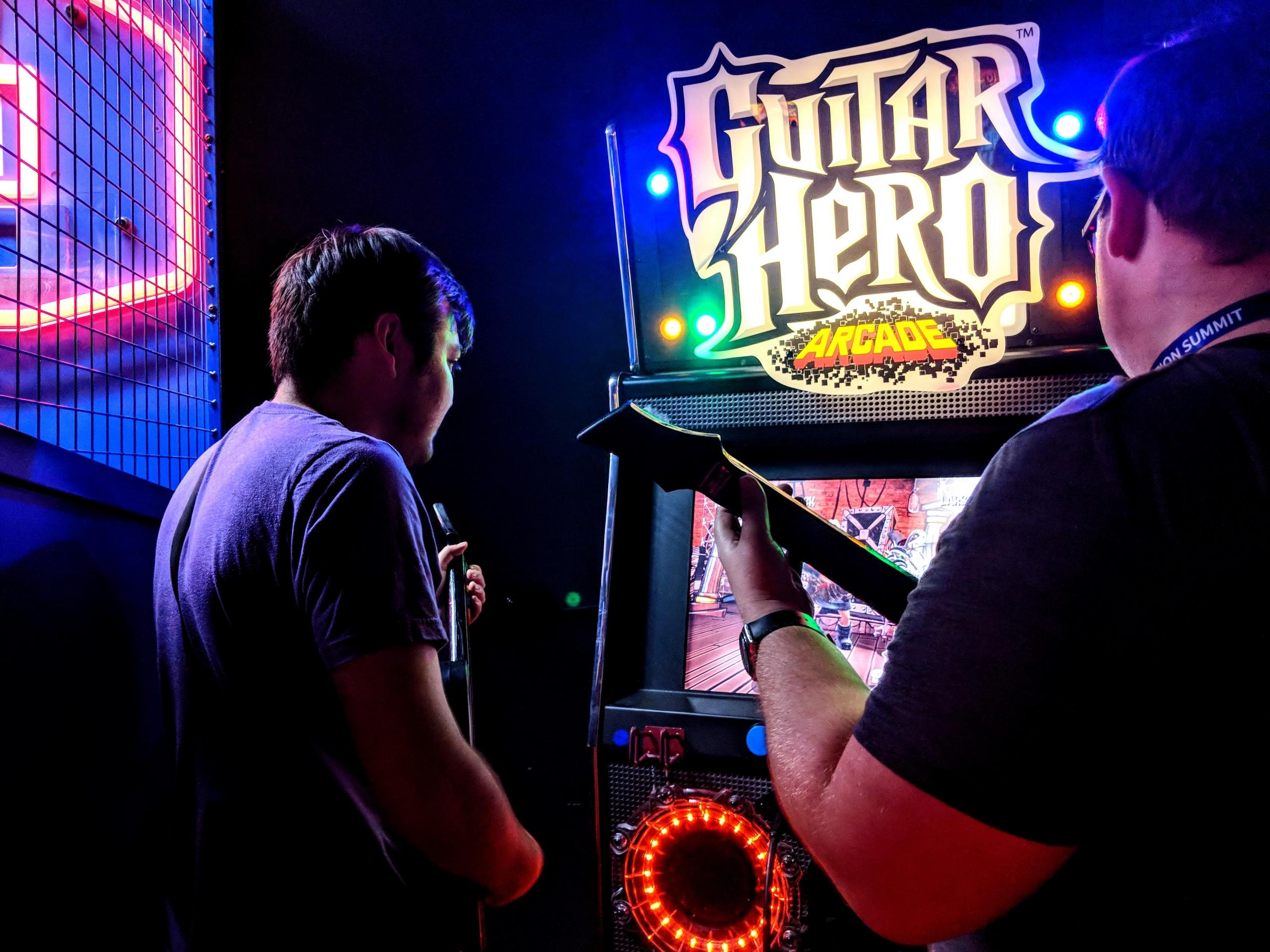 Kaksi henkilöä pelaamassa Guitar Heroa