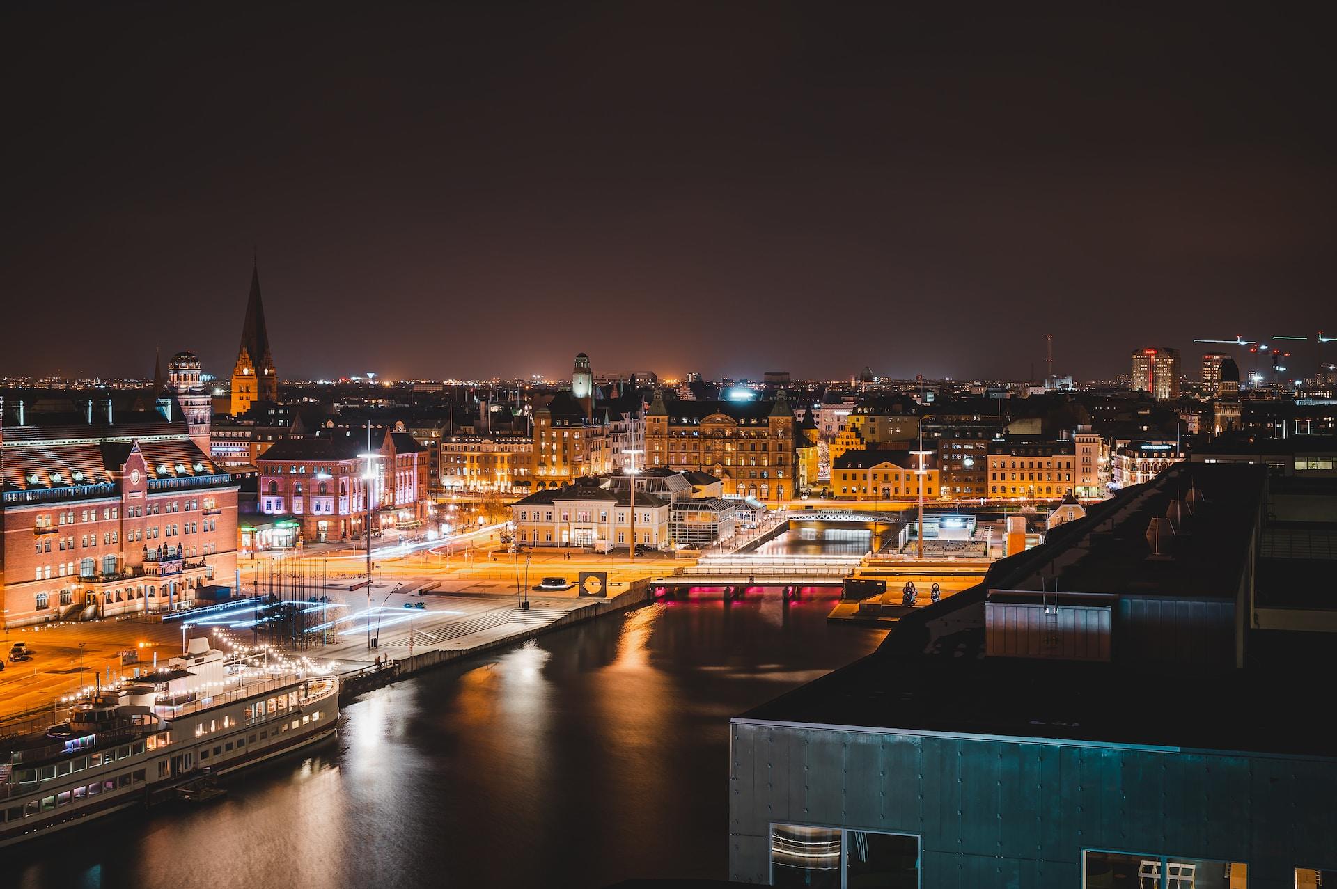 Merellistä Malmön kaupunkimaisemaa iltavalaistuksessa