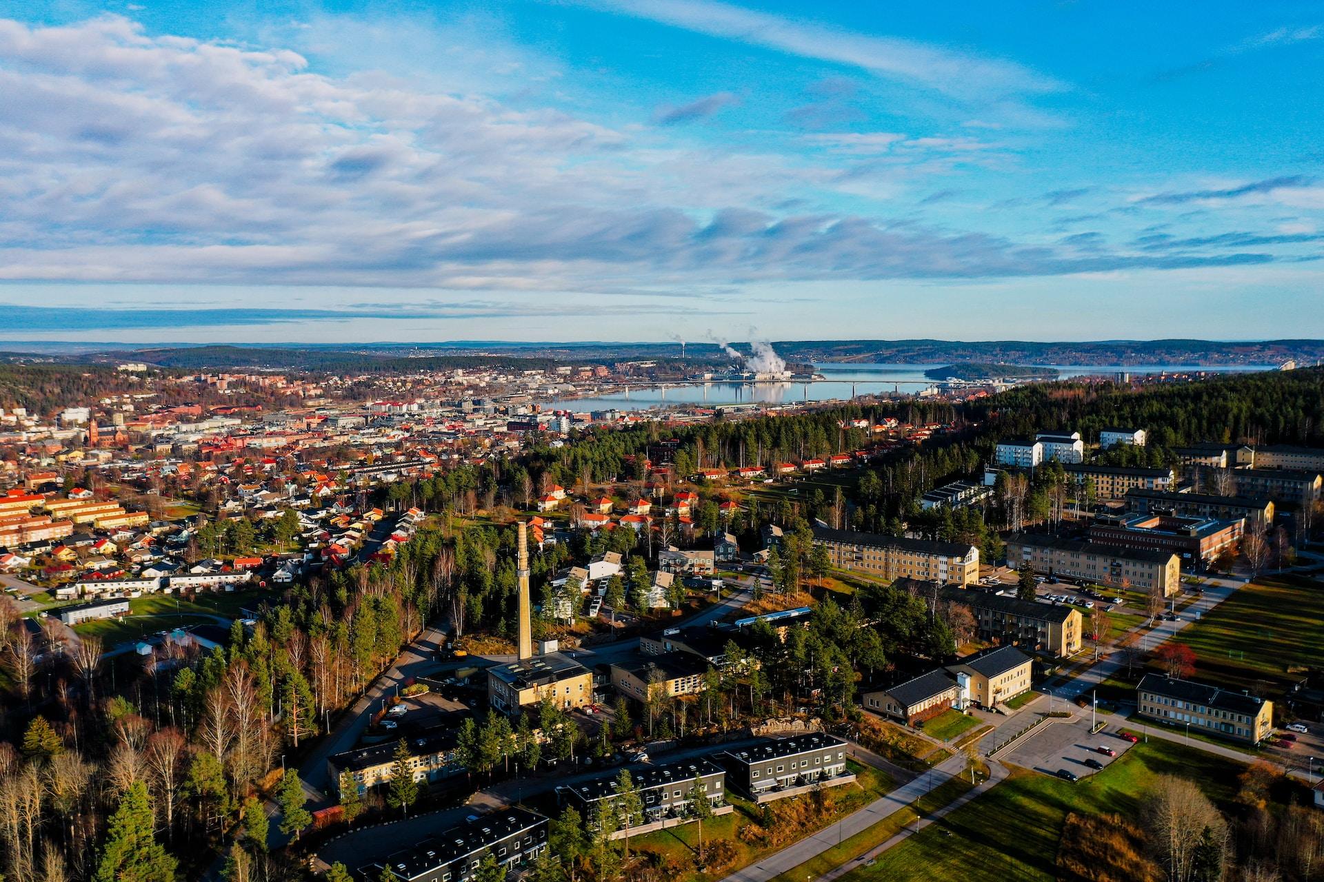 Sundsvallin kaupunkinmaisemaa yläilmoista kuvattuna