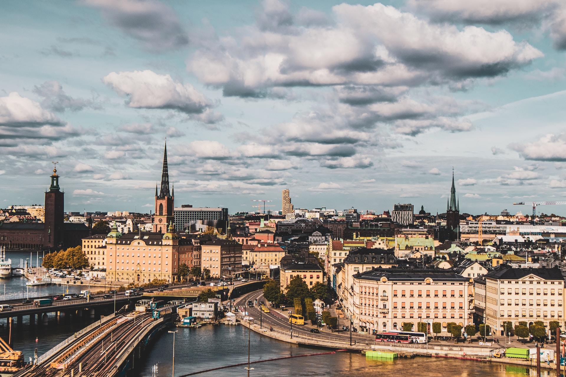 Tukholmalaista kaupunkimaisemaa korkeine kirkontorneineen
