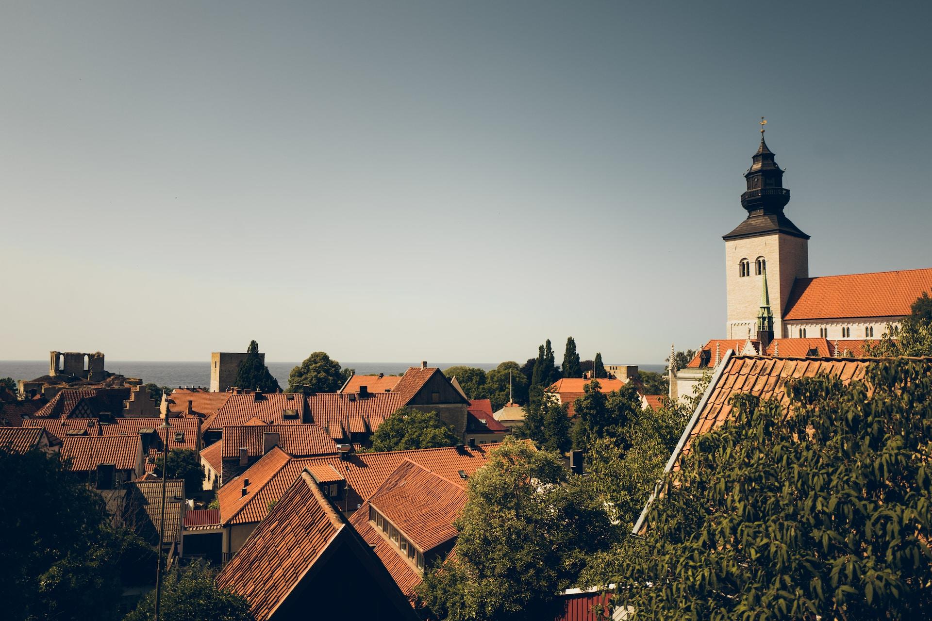 Talojen kattoja sekä tuomiokirkon torni Visbyssä