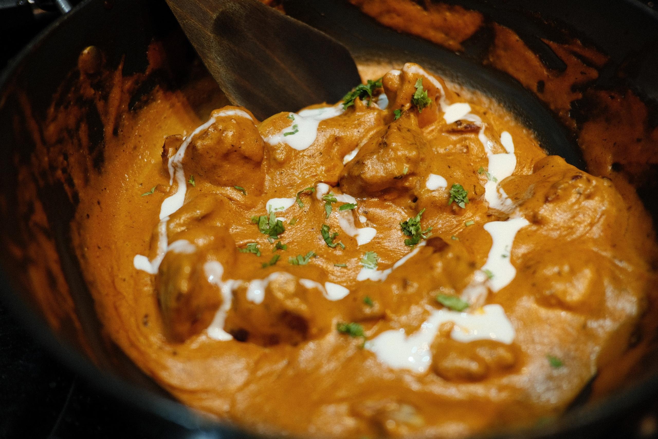 Ruskea kana tikka masala -annos tummassa kulhossa.