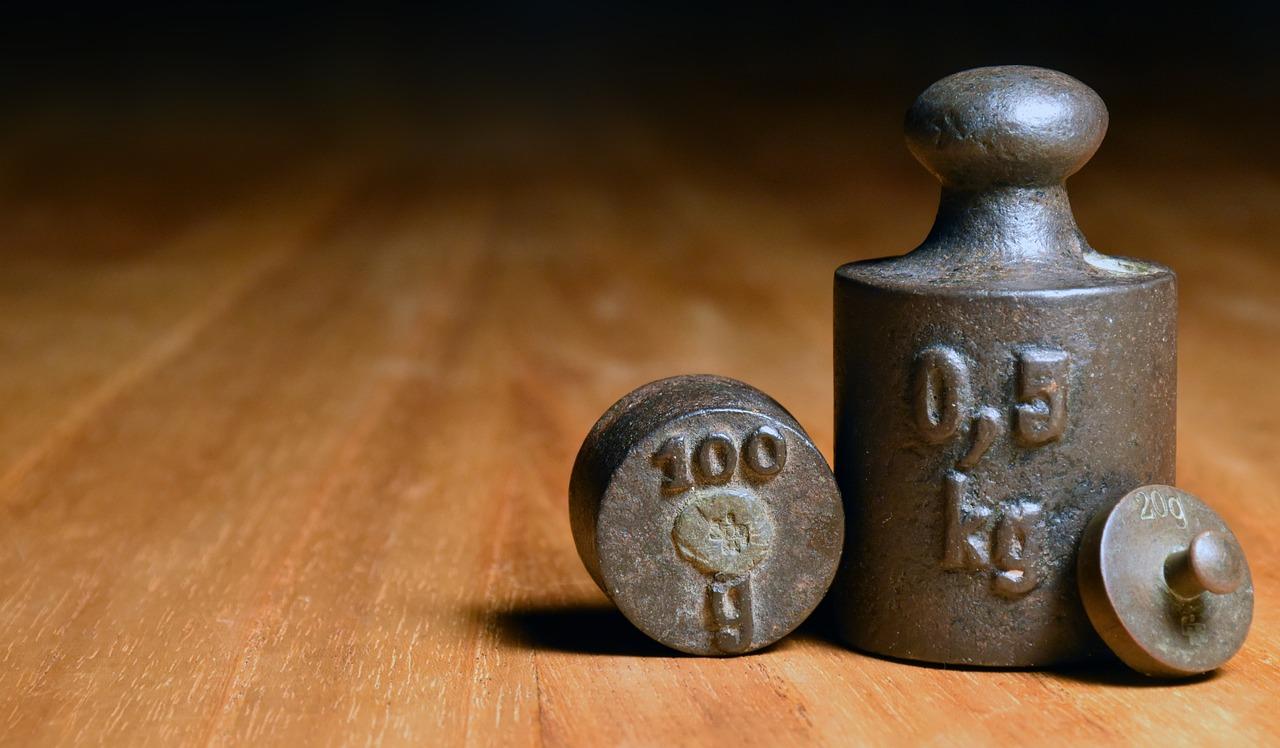 Erikokoisia punnuksia vierekkäin