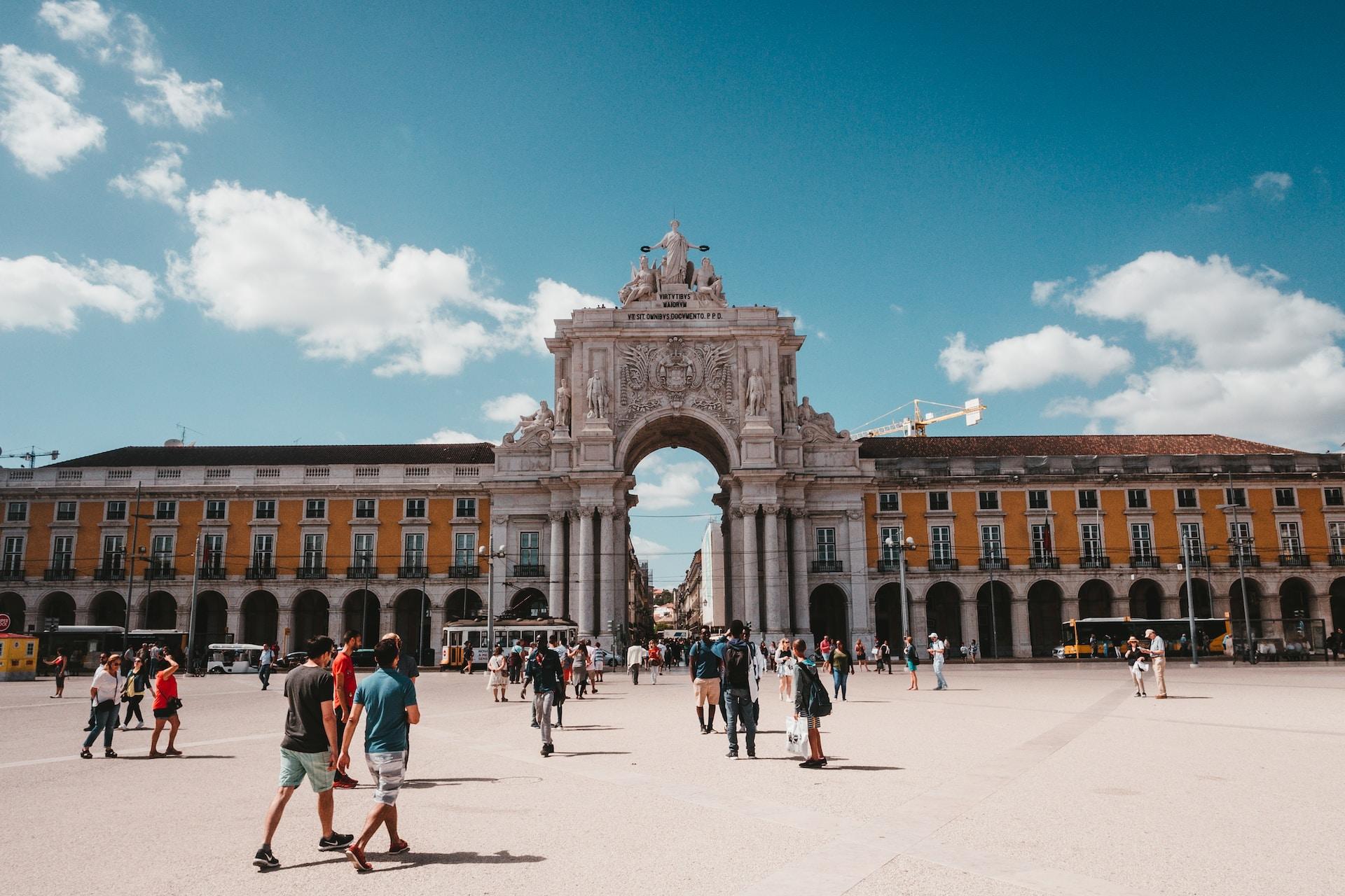 Riemukaari Lissabonissa Praça do Comércio -aukiolta kuvattuna 