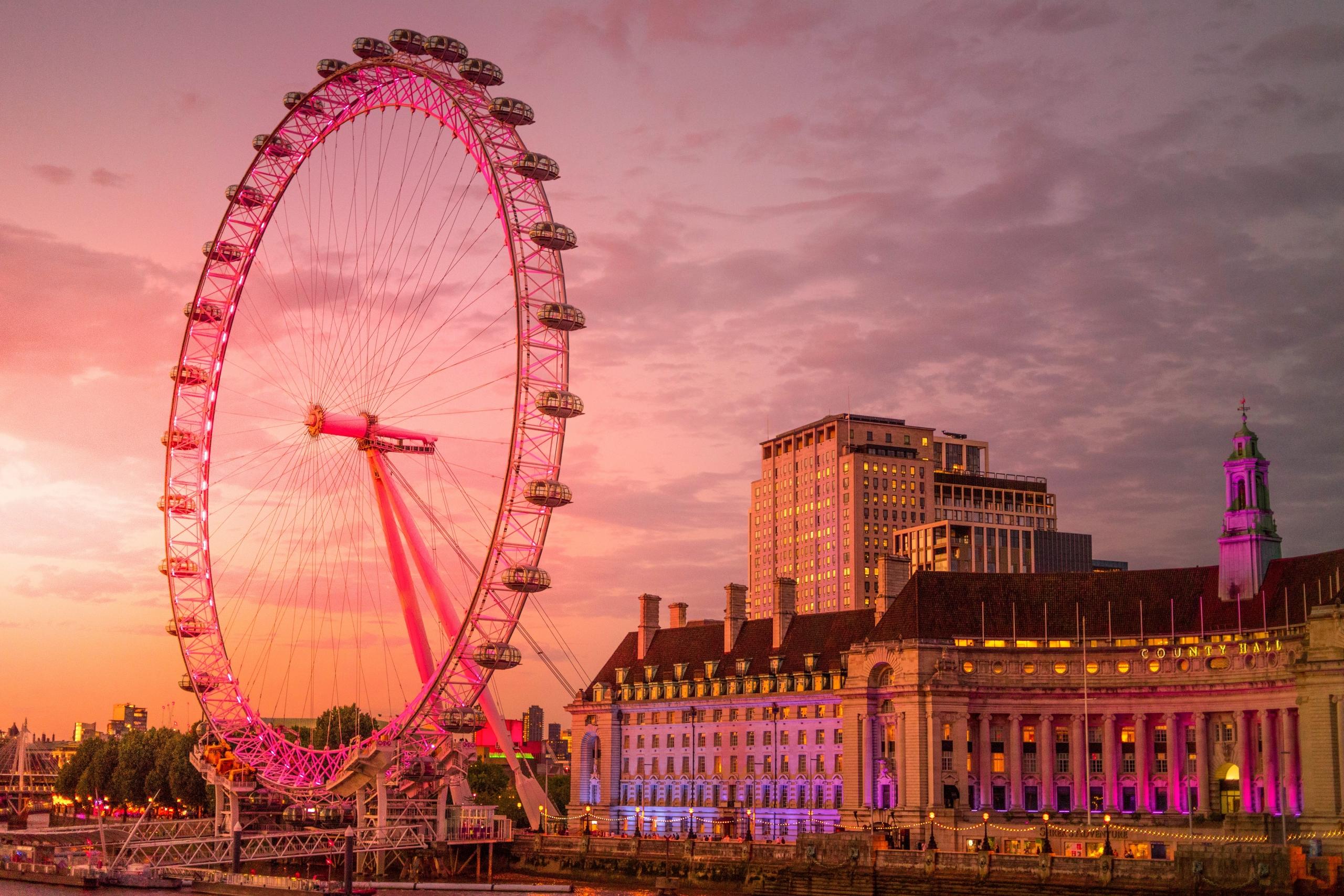London Eye -maailmanpyörä auringonlaskussa