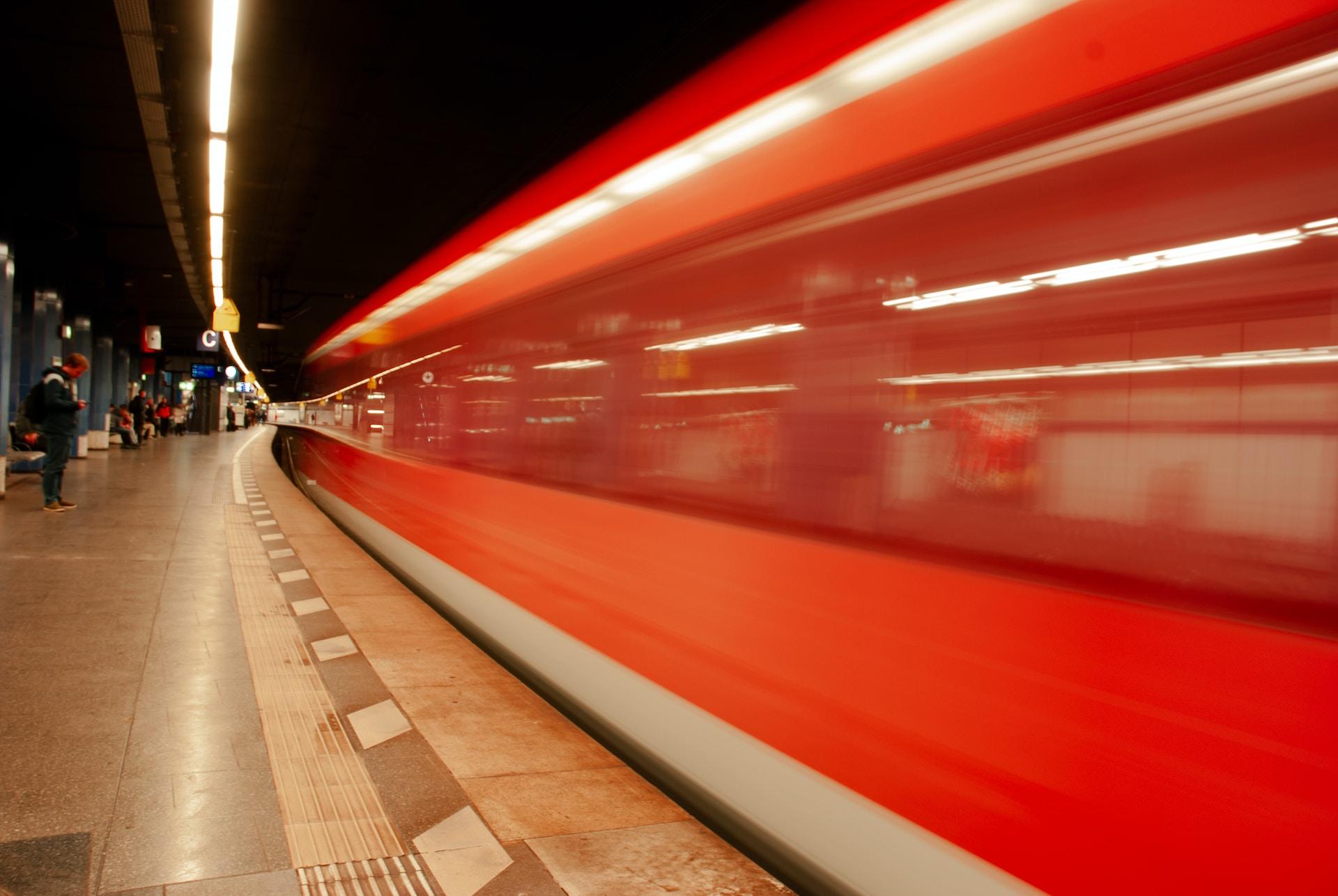 Metrolaiturilta otettu kuva nopeasti ohi kiitävästä junasta