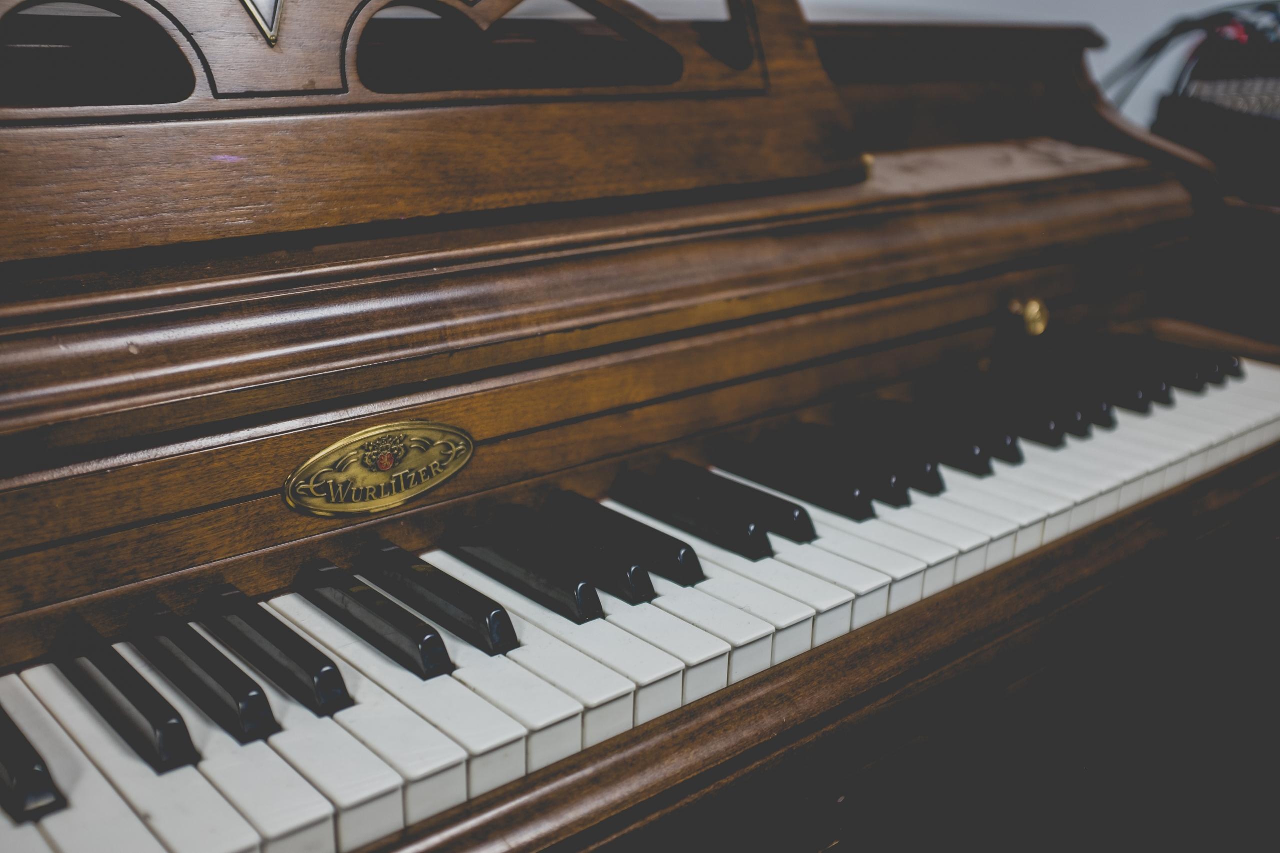 Tummanruskea akustinen piano