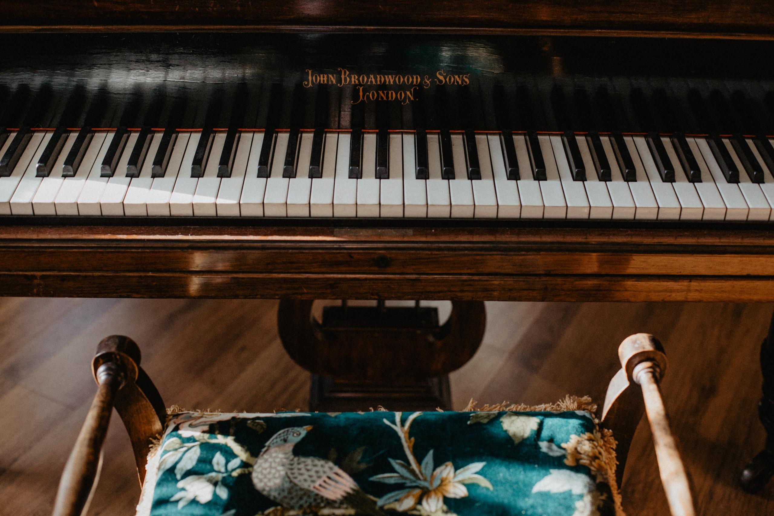 Ruskea piano, jonka edessä tuoli