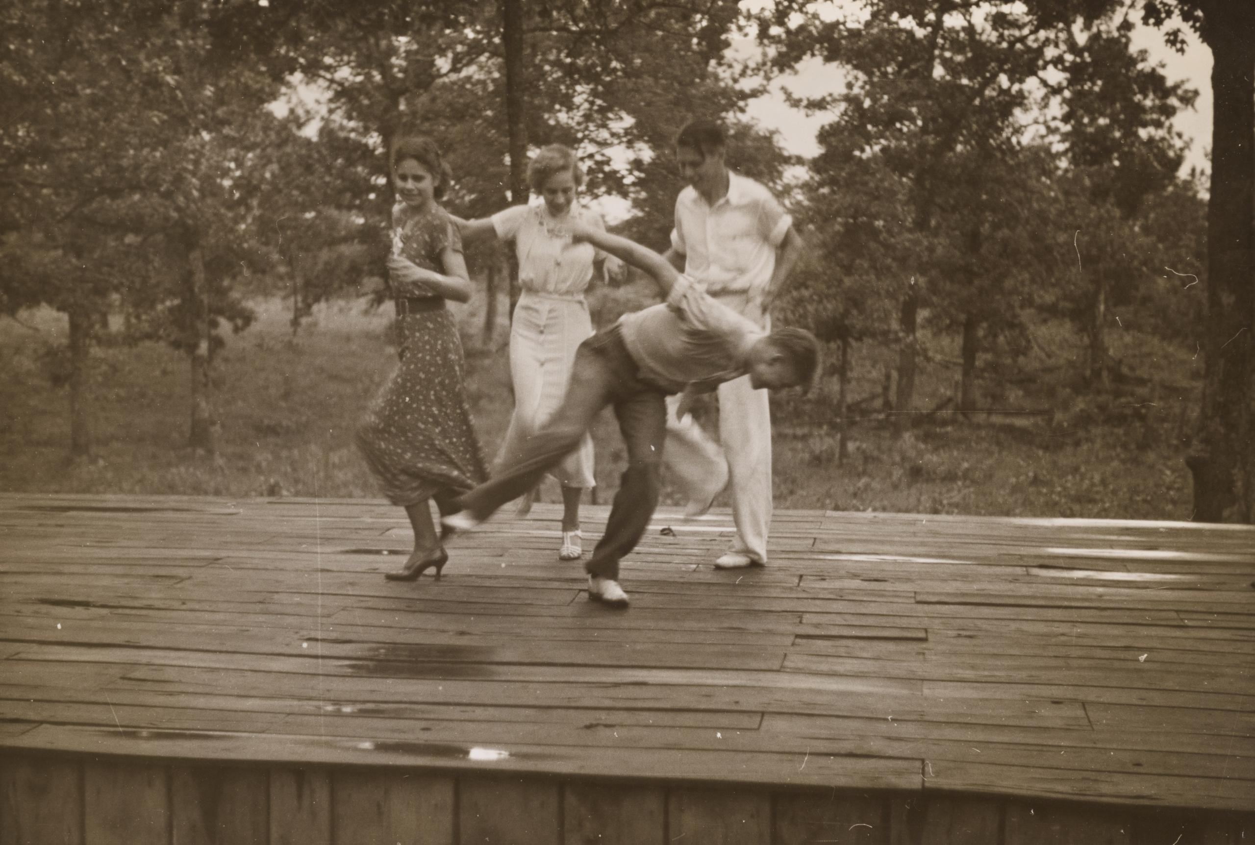 Ihmisiä tanssimassa