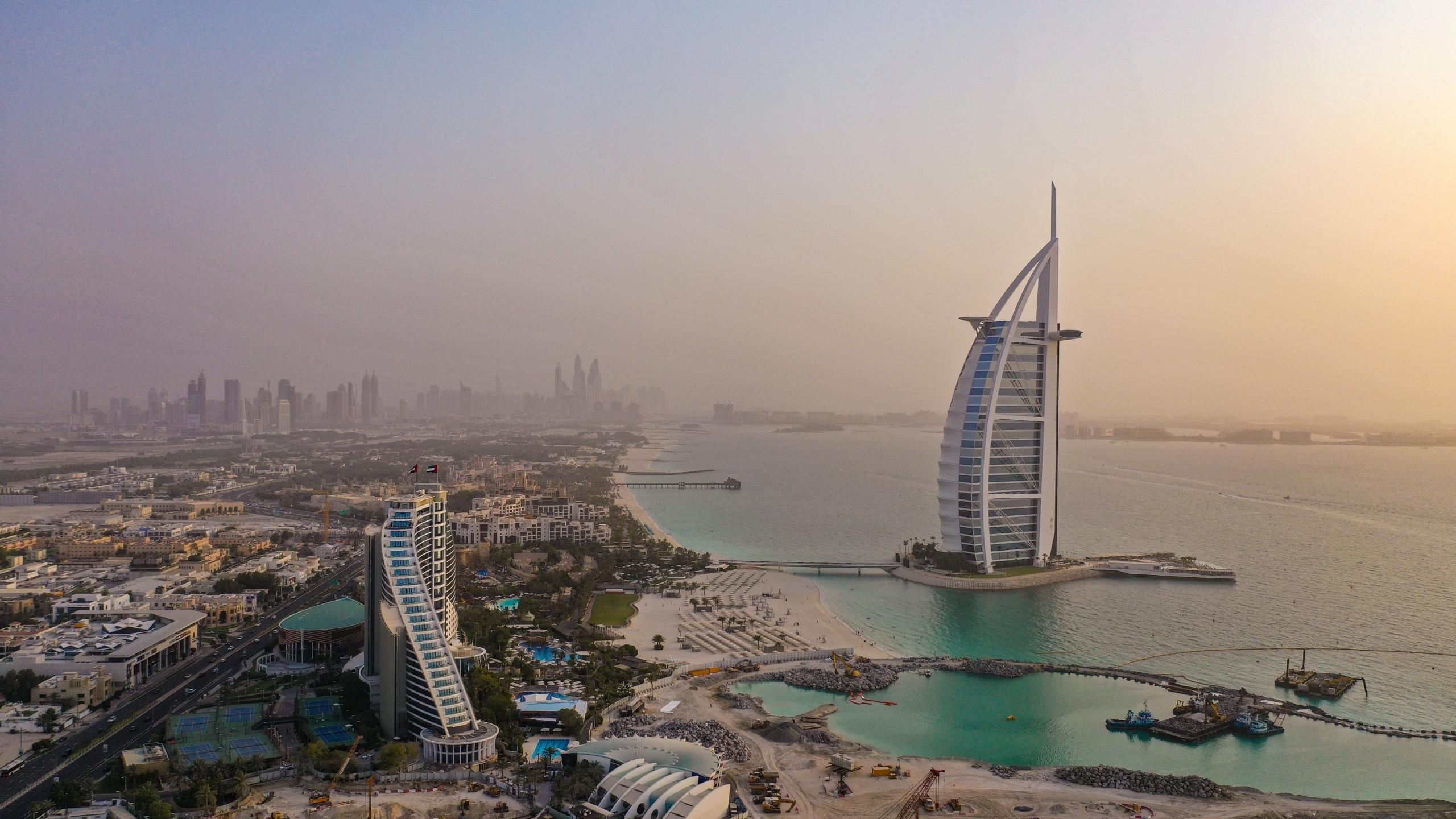 Burj al-arab -hotelli Dubain rannikolla