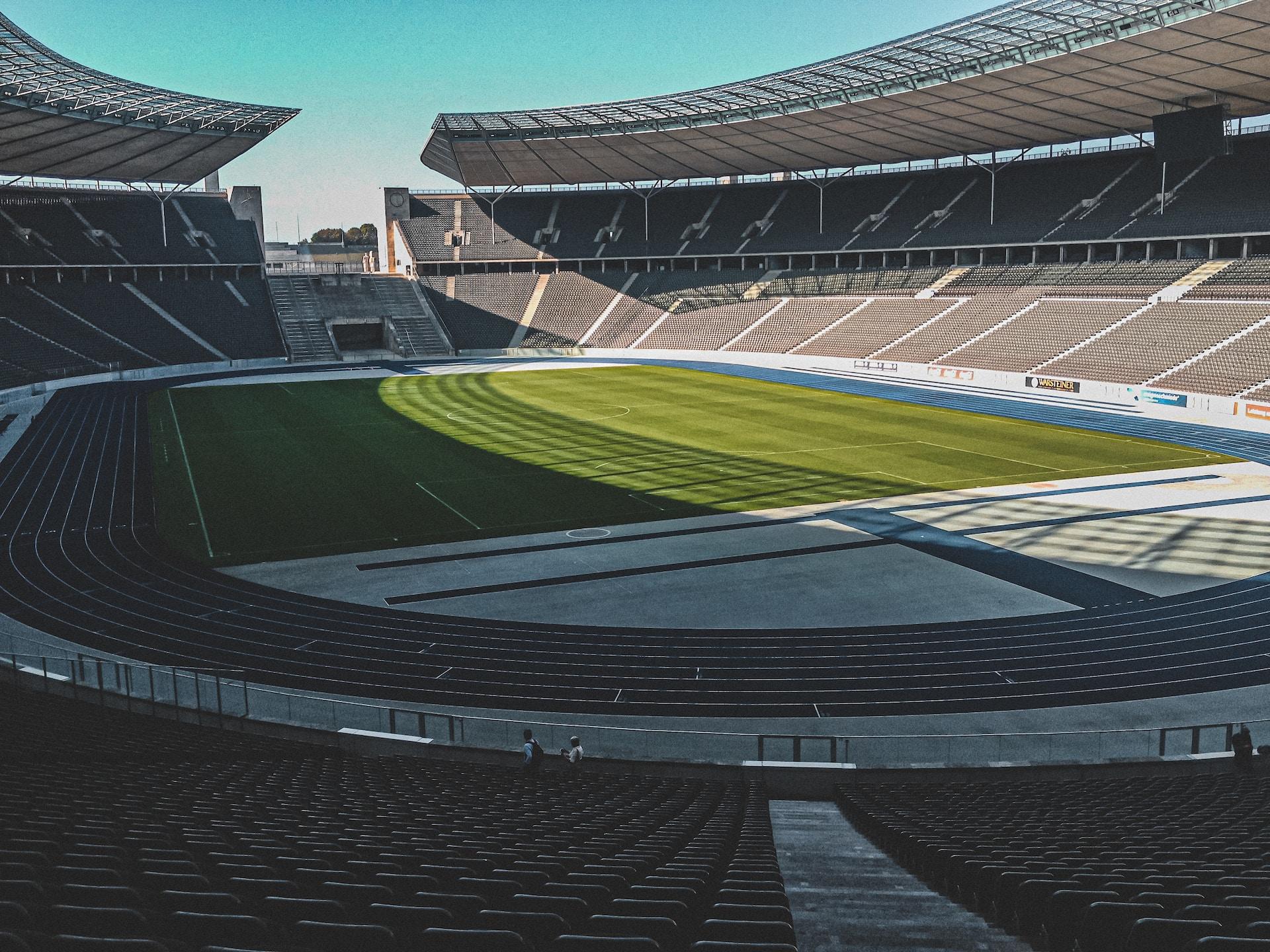 Berliinin olympiastadion katsomosta kuvattuna