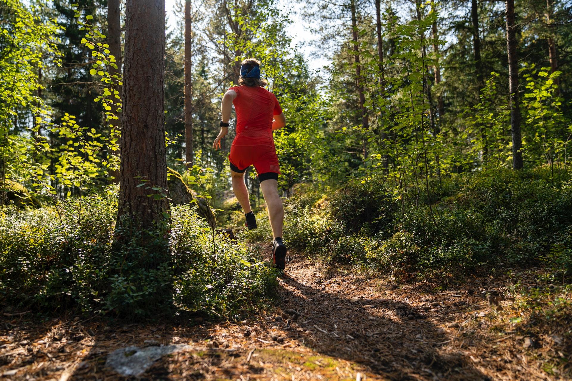 Juoksija metsän polulla