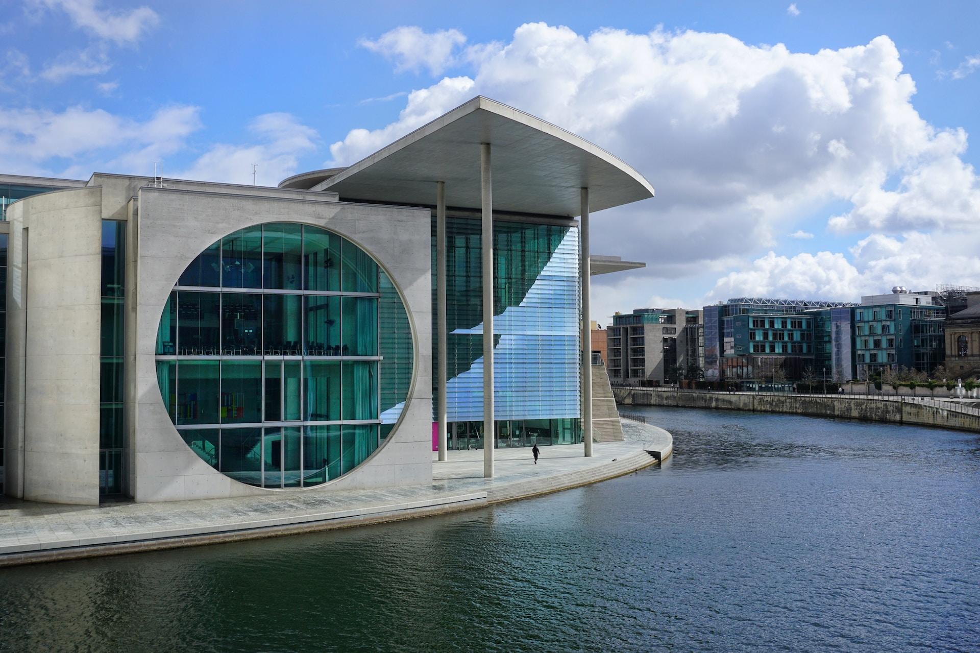 Marie-Elisabeth-Lüders-Haus aivan joen rannalla