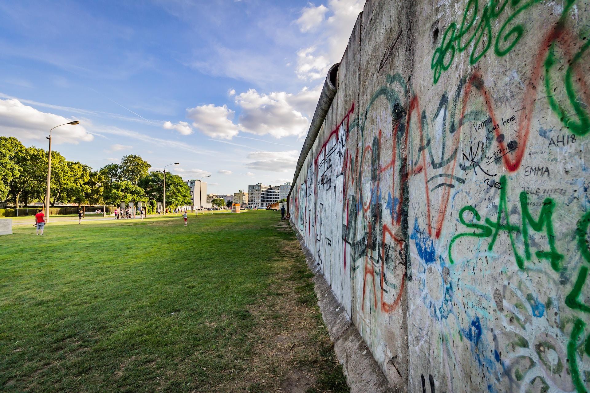Graffiteja betonimuurissa