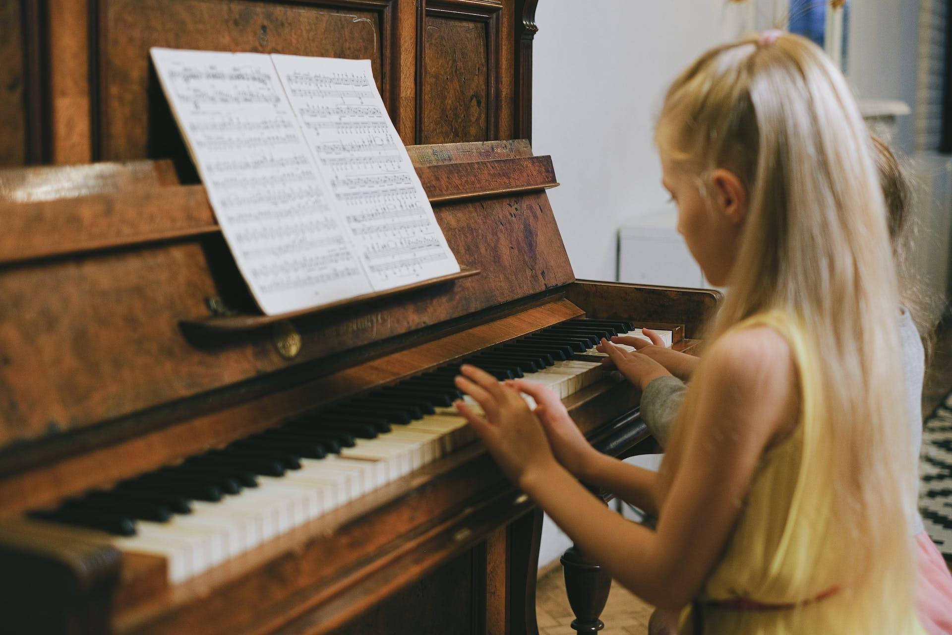 Lapsi soittamassa jazzpianoa