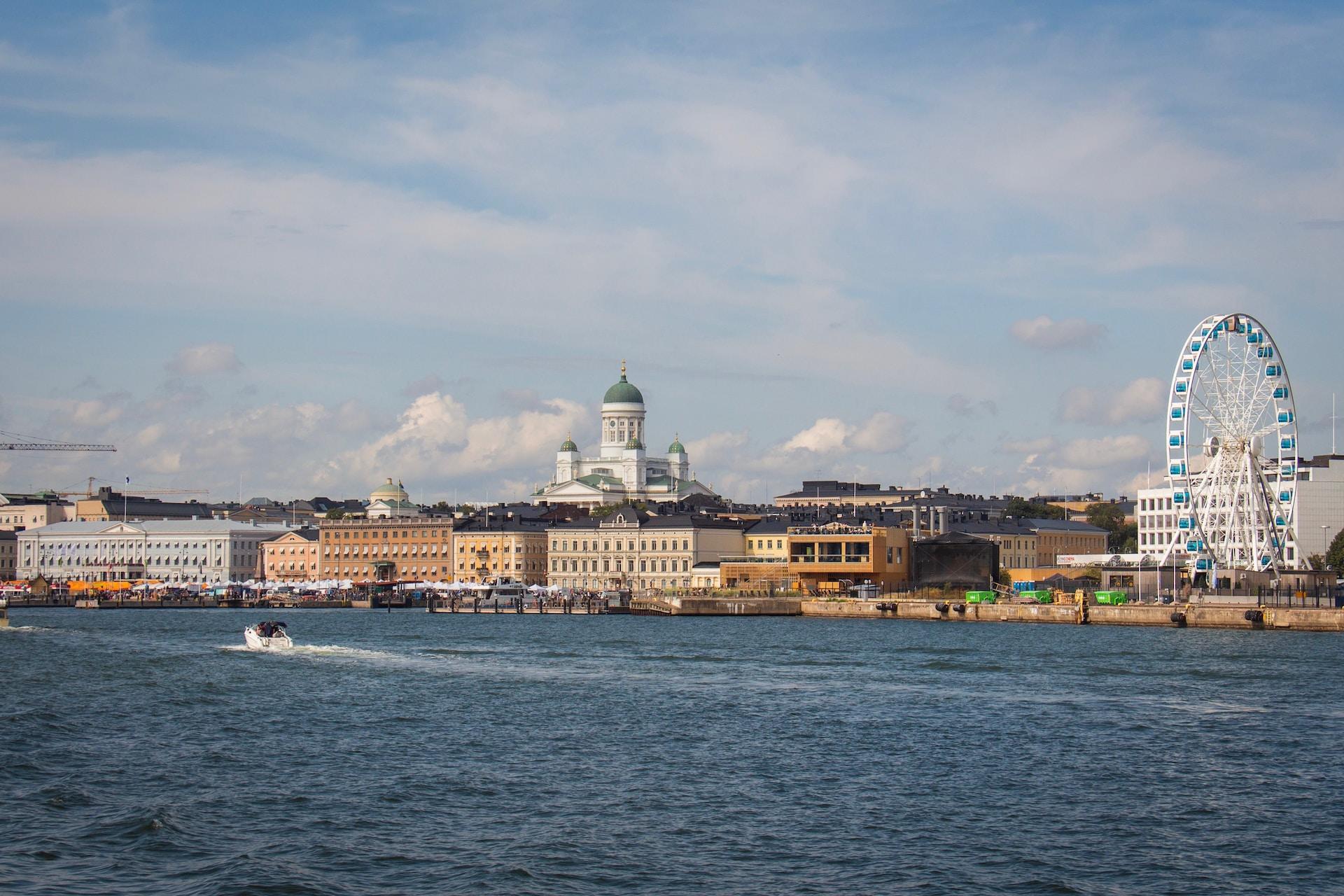 Helsingin Kauppatori ympäristöineen kuvattuna mereltä päin