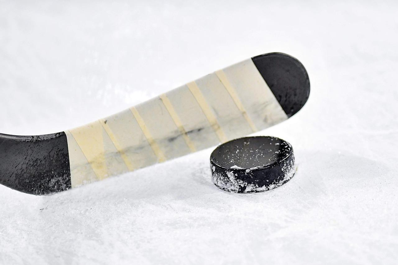 Jääkiekkomailan lapa, jonka etualalla kiekko