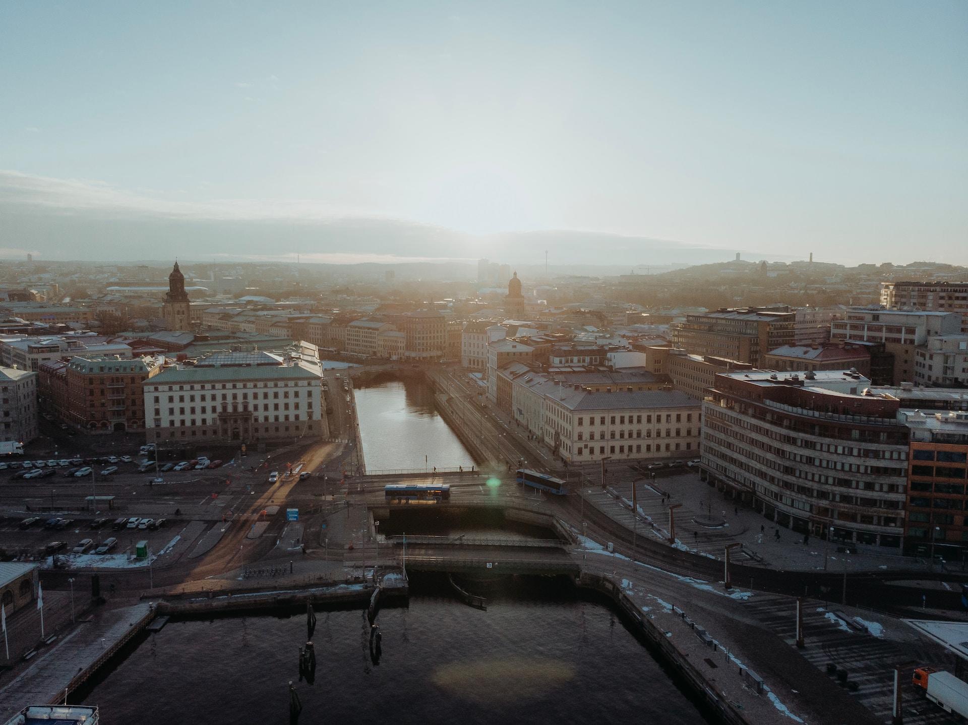 Ilmakuva Göteborgin keskustasta auringonnousun aikaan