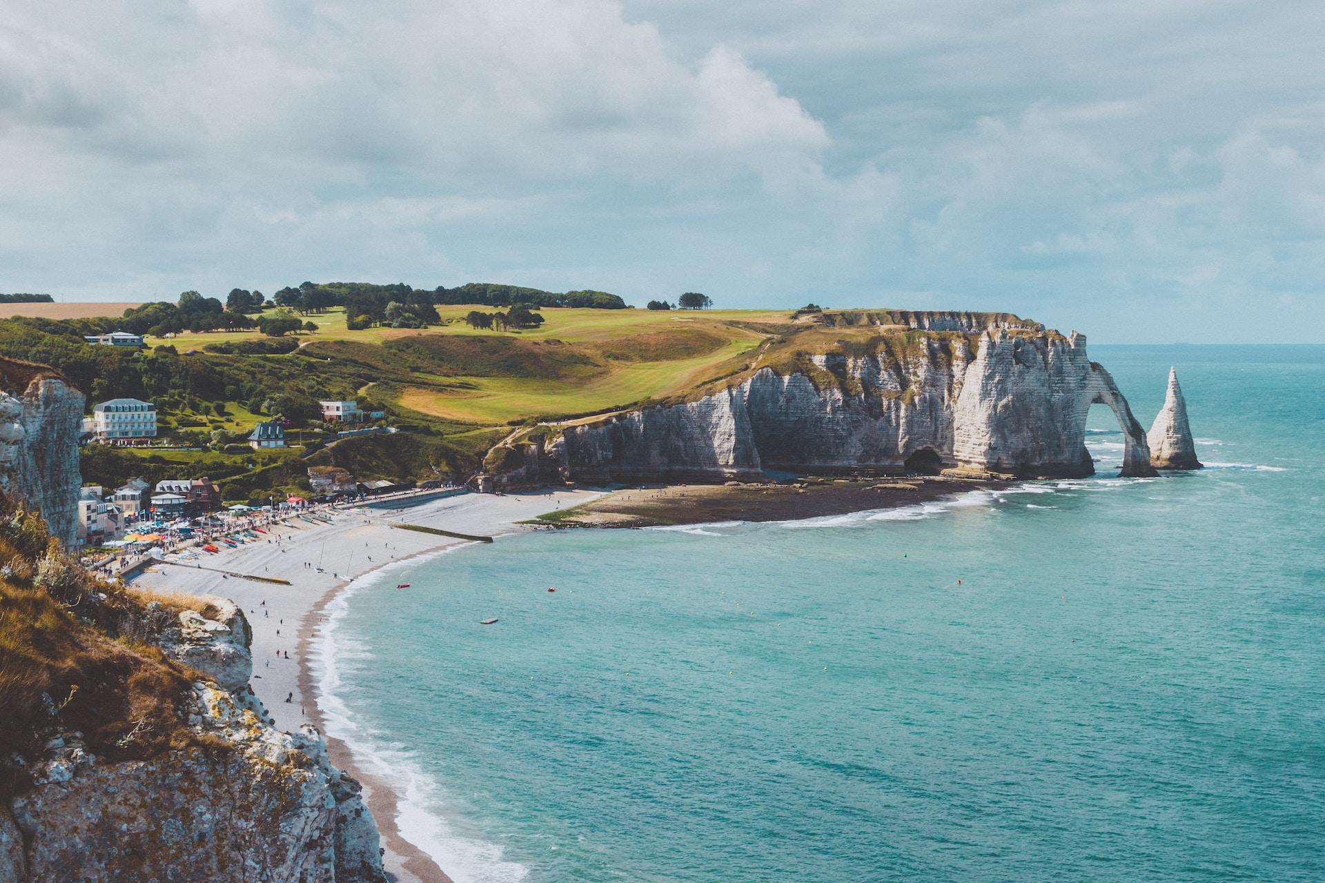 Rantaviivaa ja korkeita kallioita Étretat'ssa
