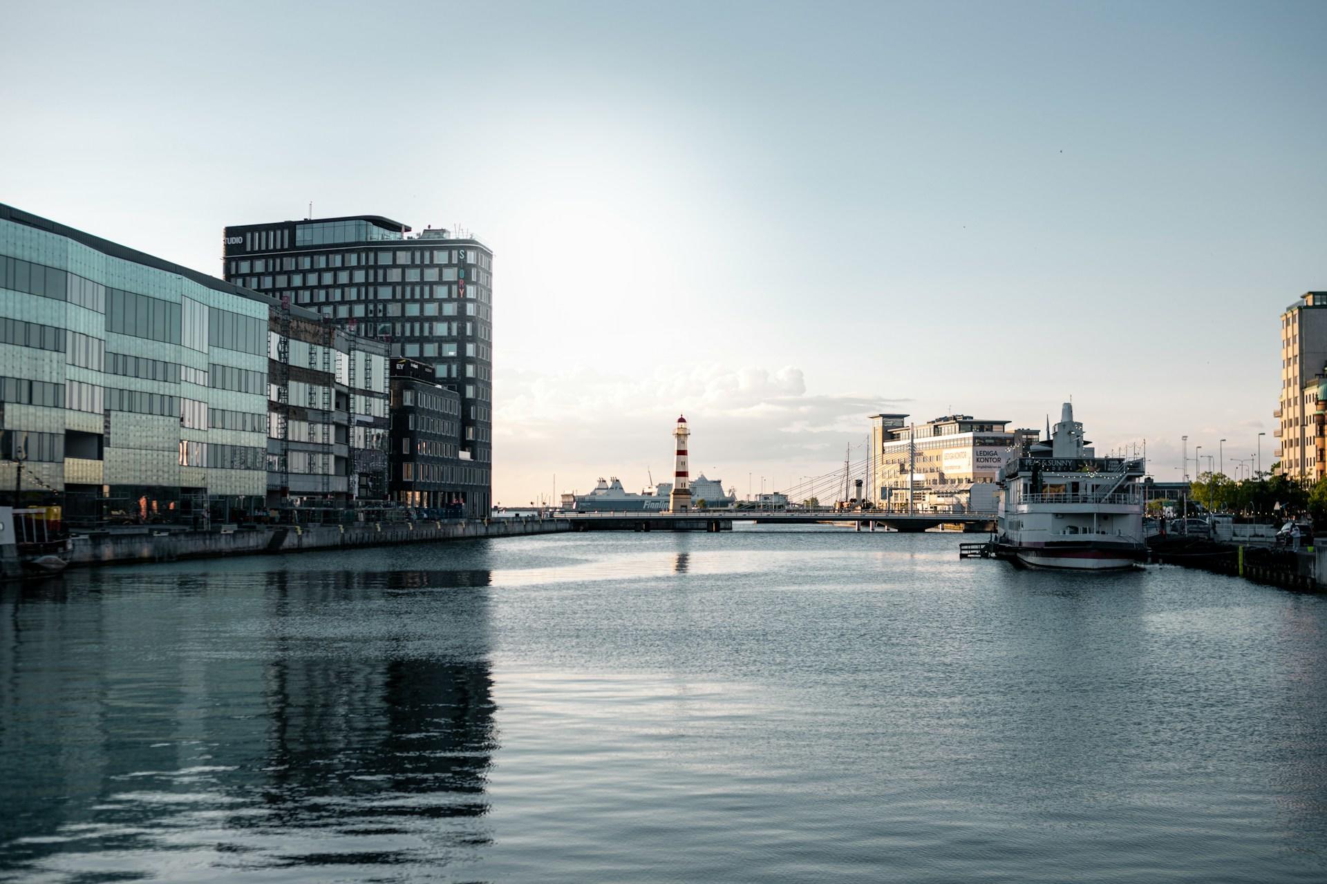Majakka ja kerrostaloja Malmön satamassa