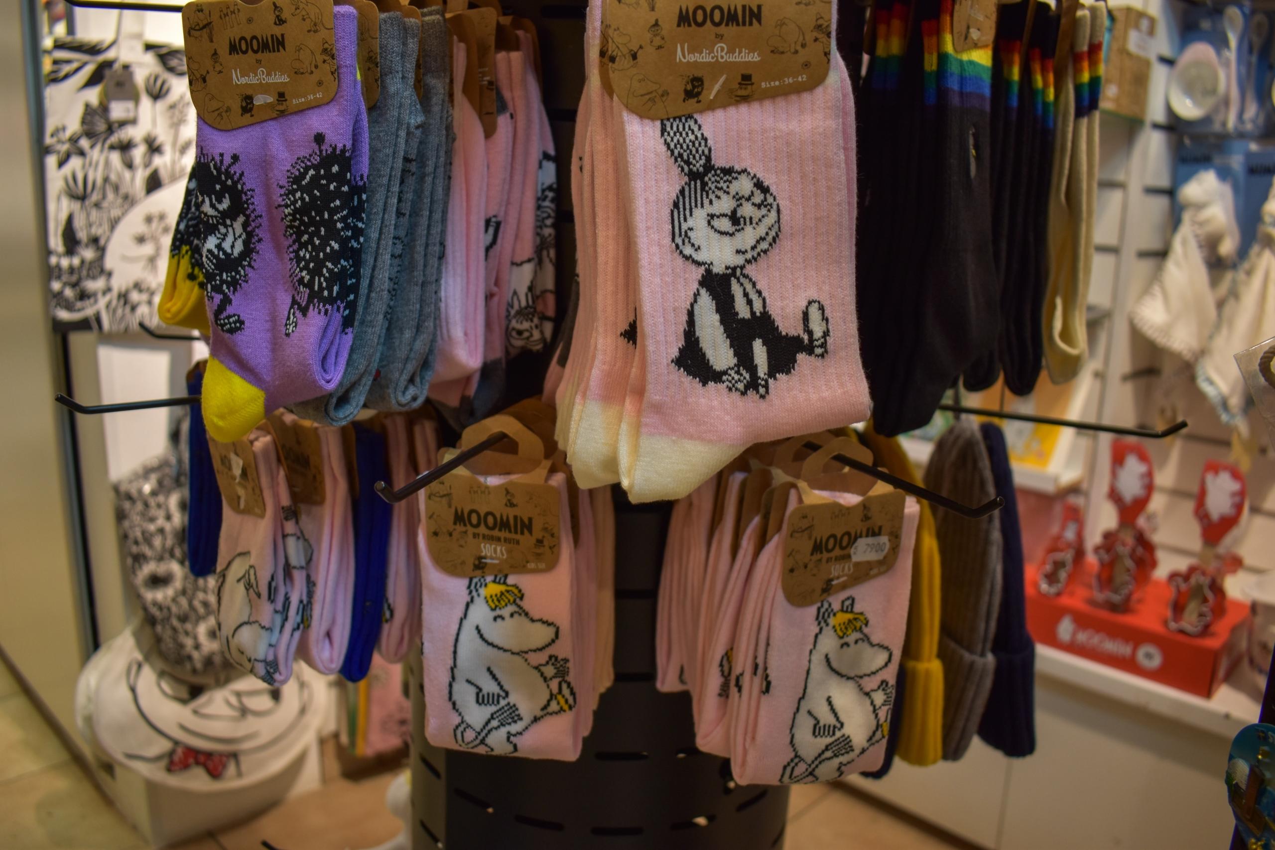 Erivärisiä muumi-sukkia