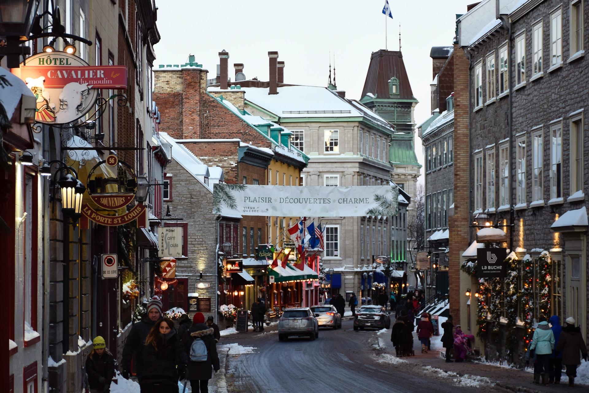Ihmisiä quebecilaisella kadulla joulun aikaan