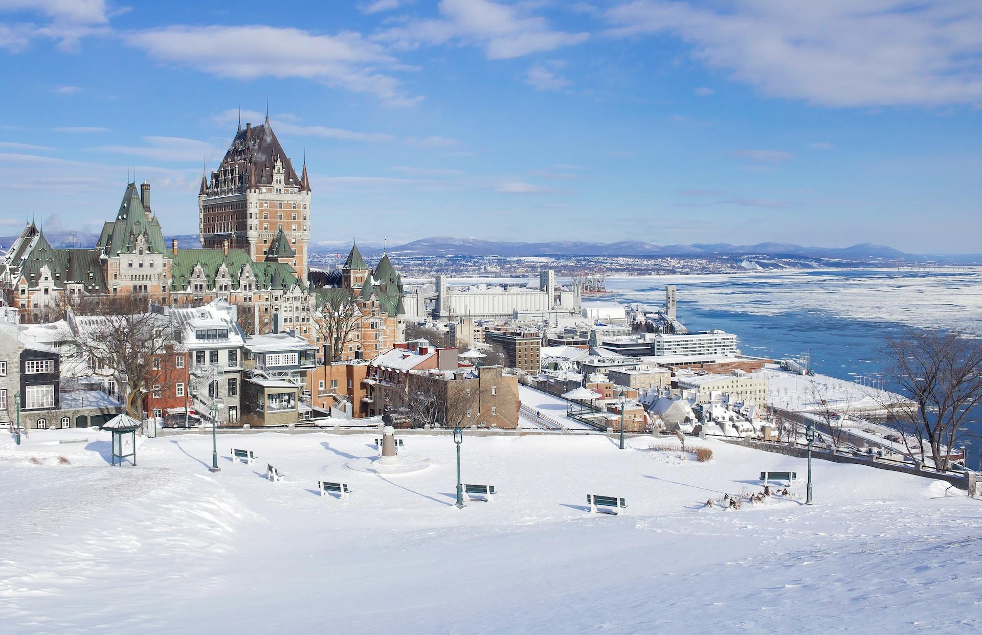 Kaupunkimaisemaa vanhoine rakennuksineen talvisessa Québecissa