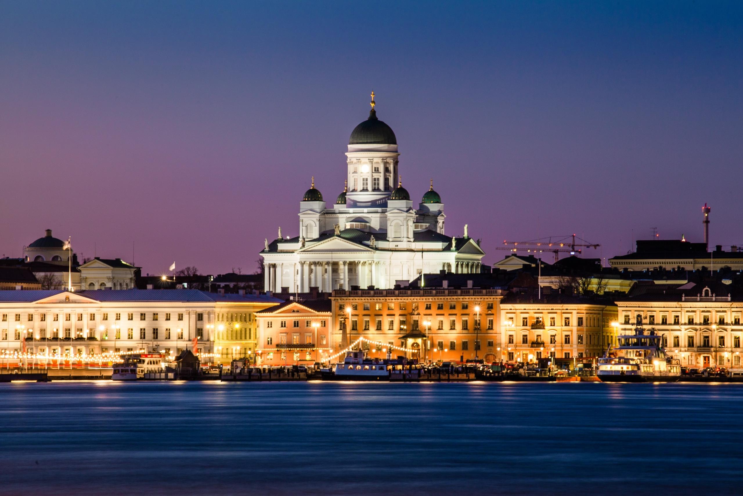Kaupunkikuvaa iltahämärässä