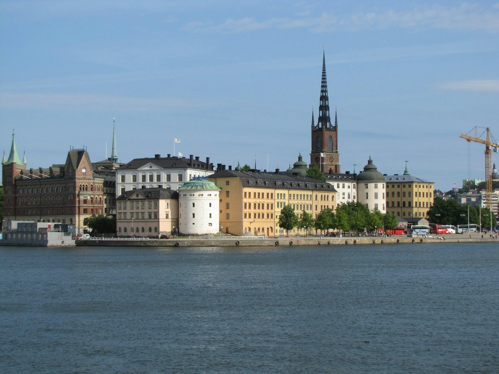 Tukholman keskustaa kirkontorneineen ja vanhoine rakennuksineen