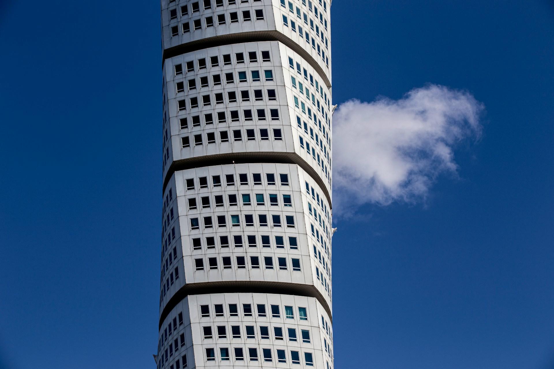 Turning Torso -rakennuksen julkisivua sinistä taivasta vasten