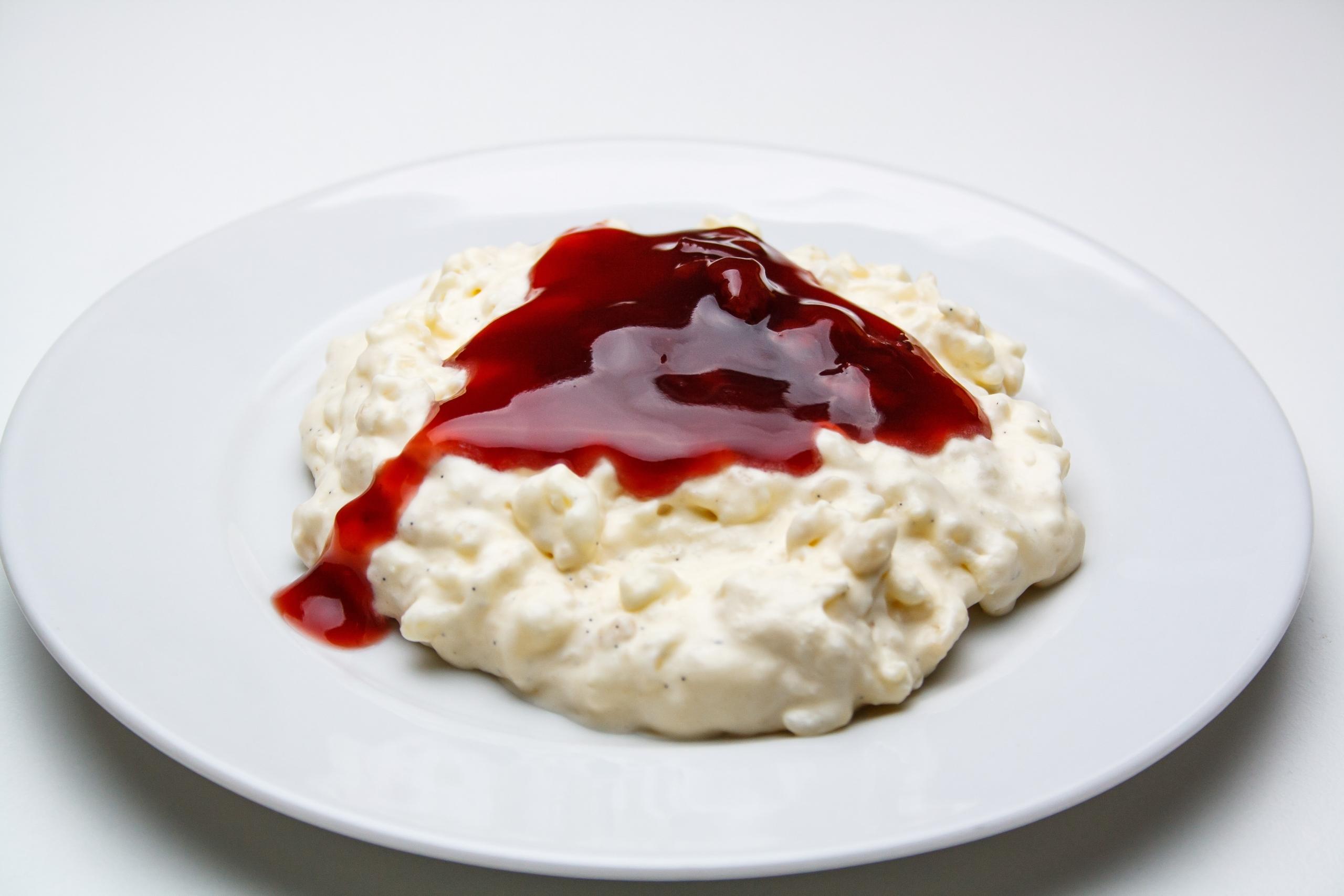 Riisipuuroa, jonka päällä punaista hilloa