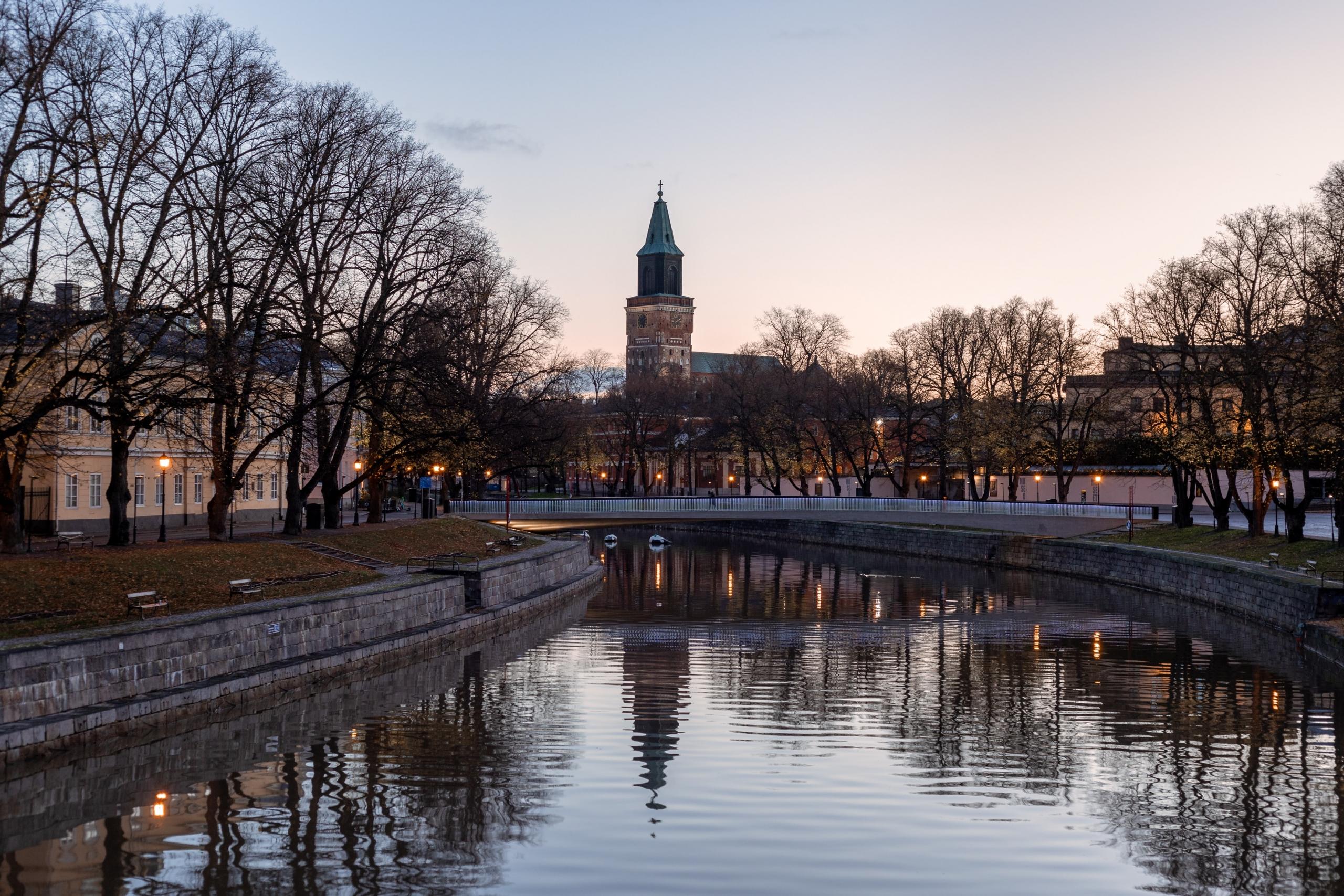 Joki kaupungin keskellä