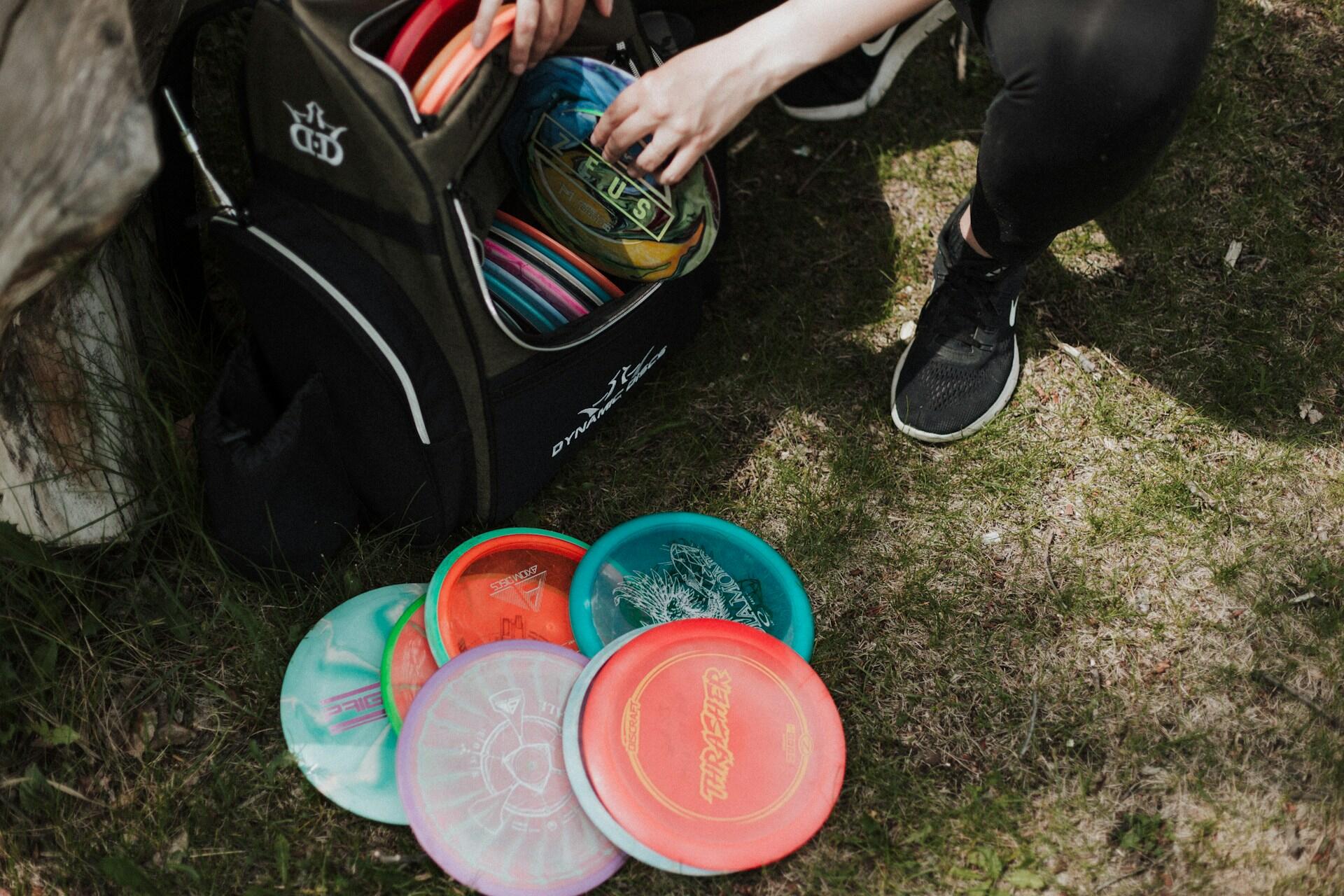Frisbee-kiekkoja repussa