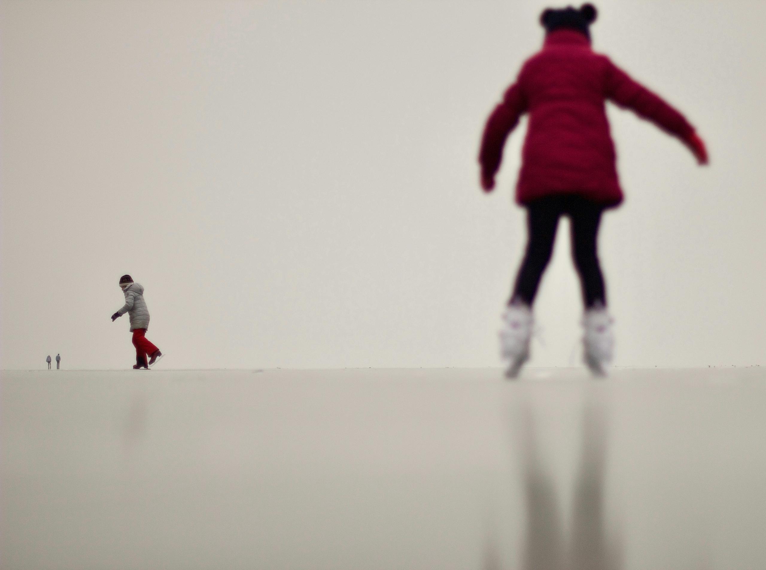 Lapsia luistelemassa