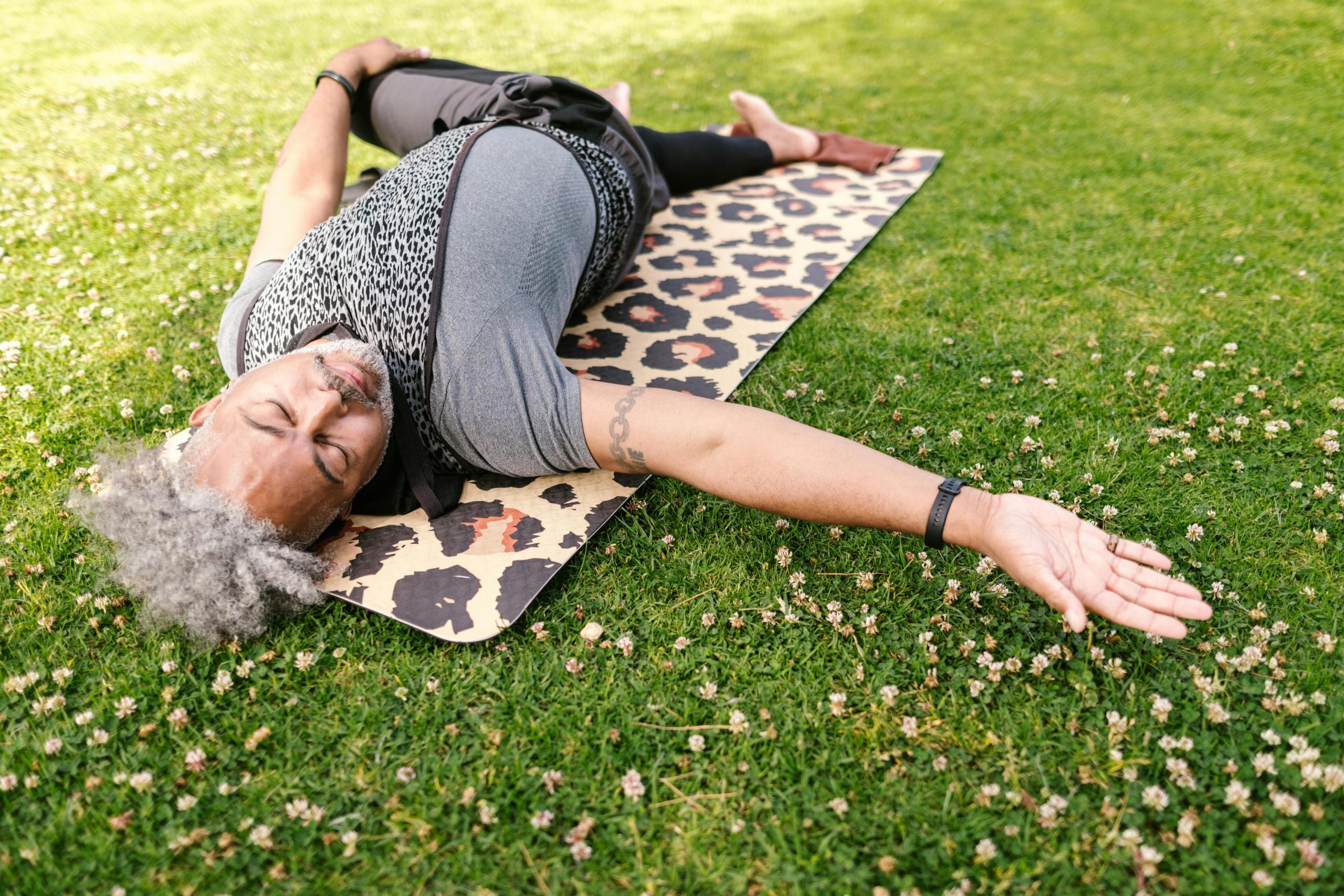 Maassa tehty asana