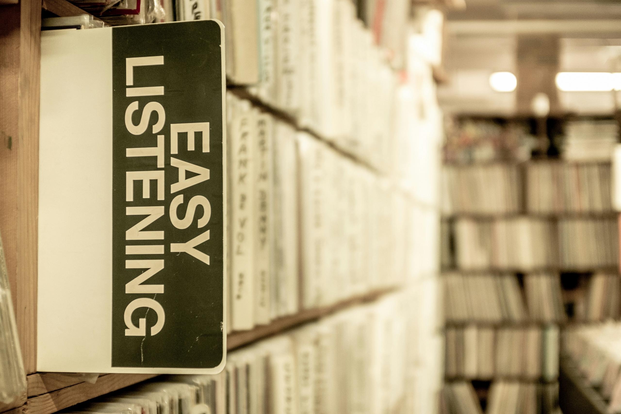 Hyllyyn kiinnitetty easy listening -kyltti